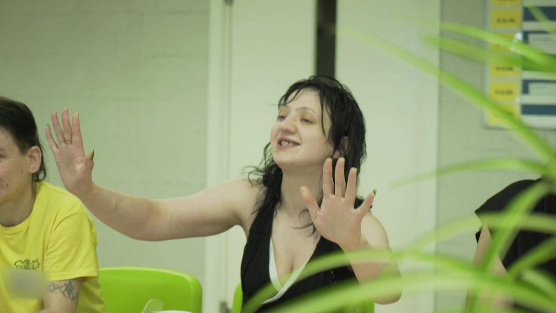 Caur ērkšķiem uz...