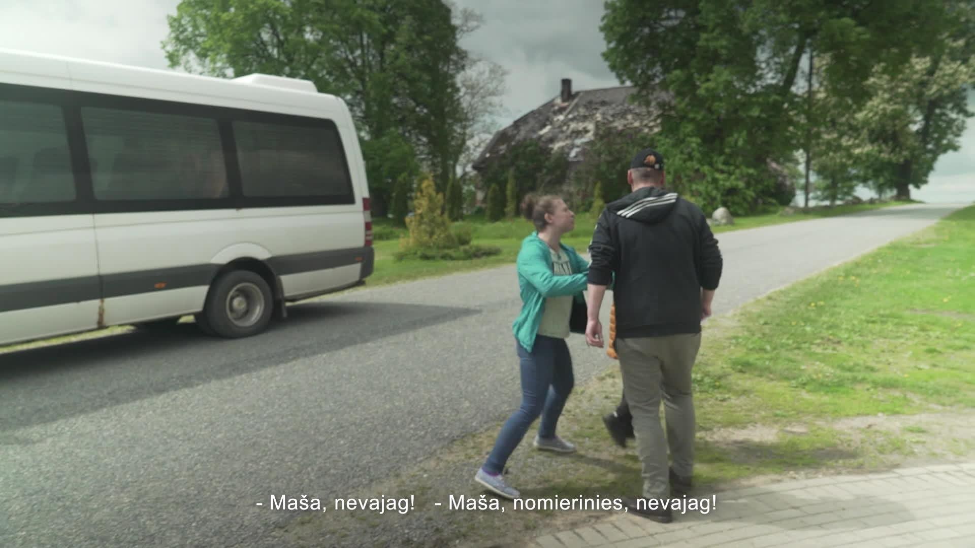 Caur ērkšķiem uz...