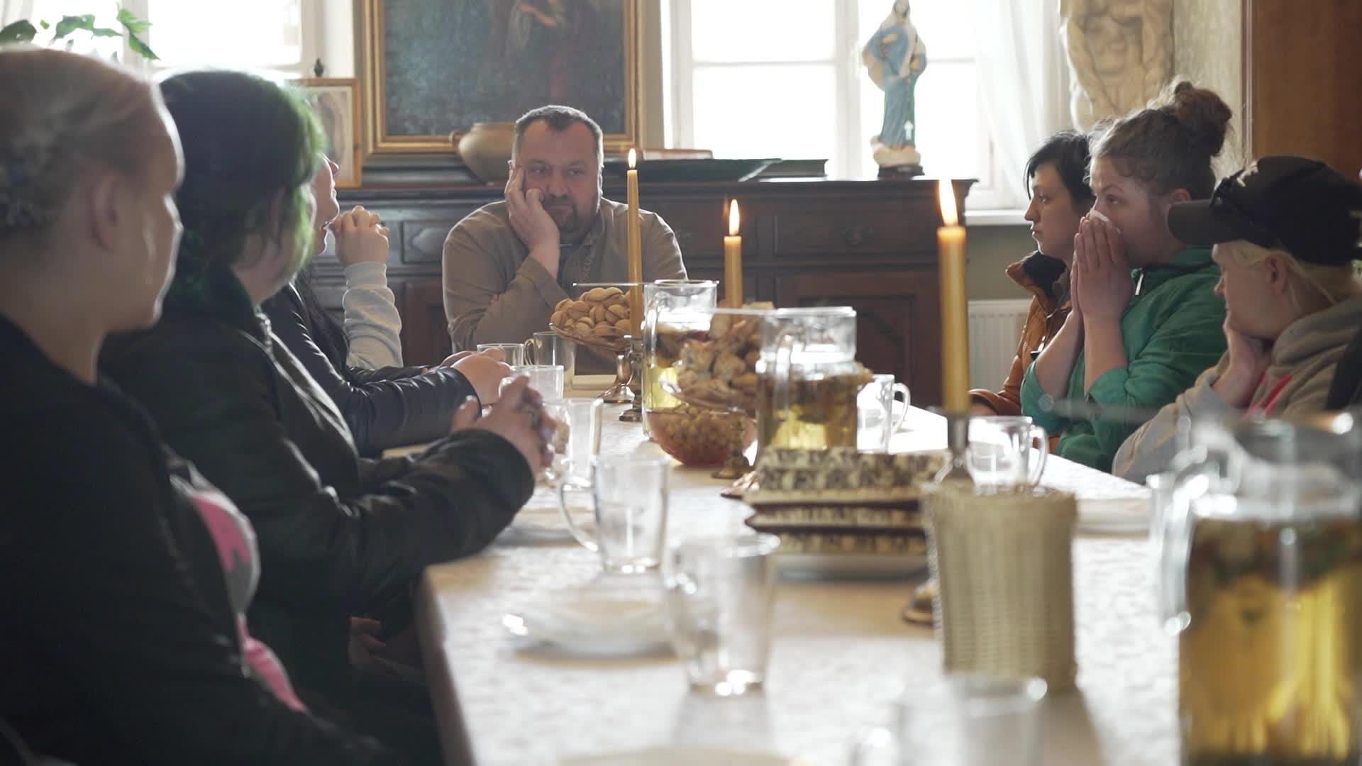 Caur ērkšķiem uz...