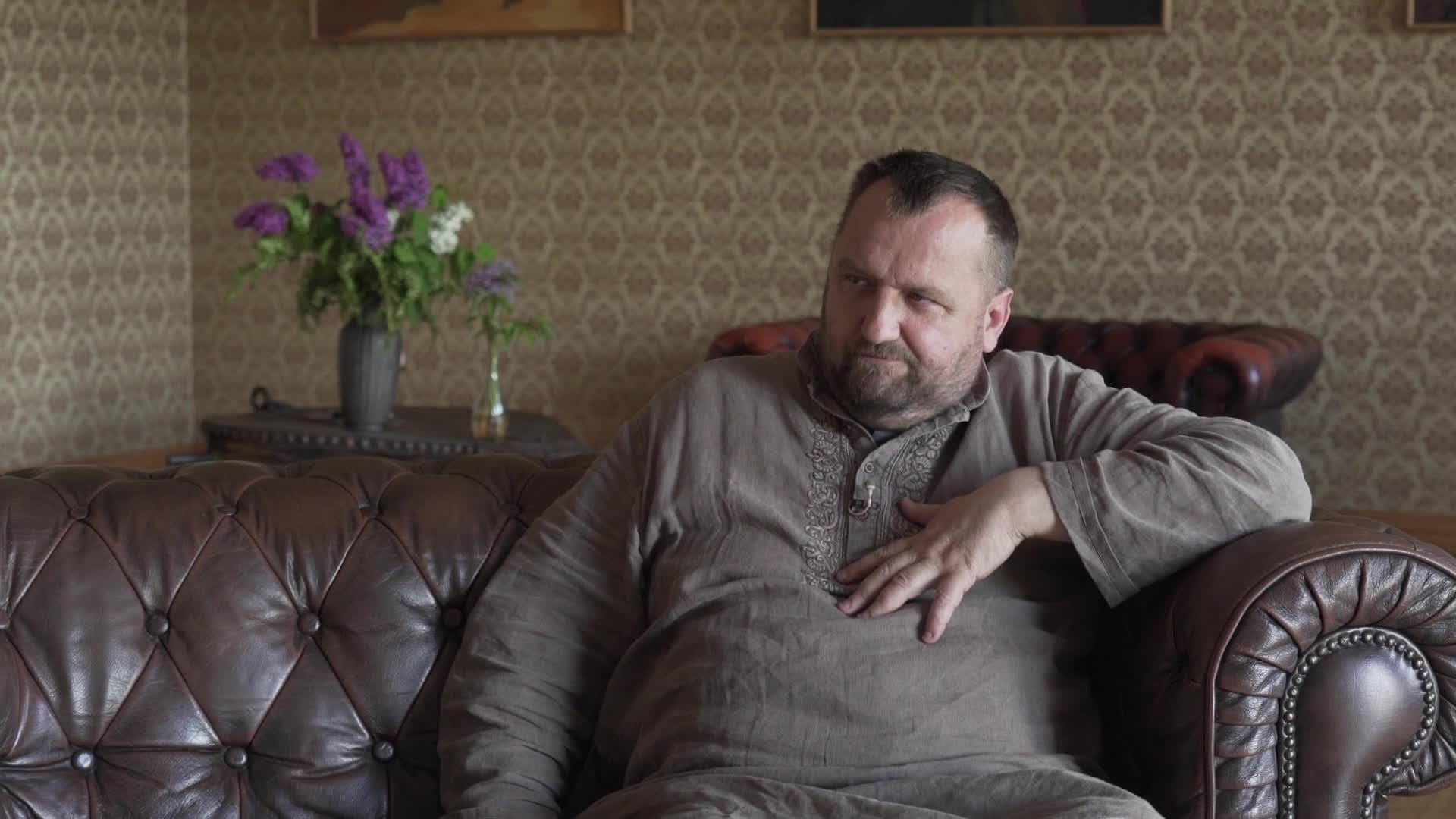 Caur ērkšķiem uz...