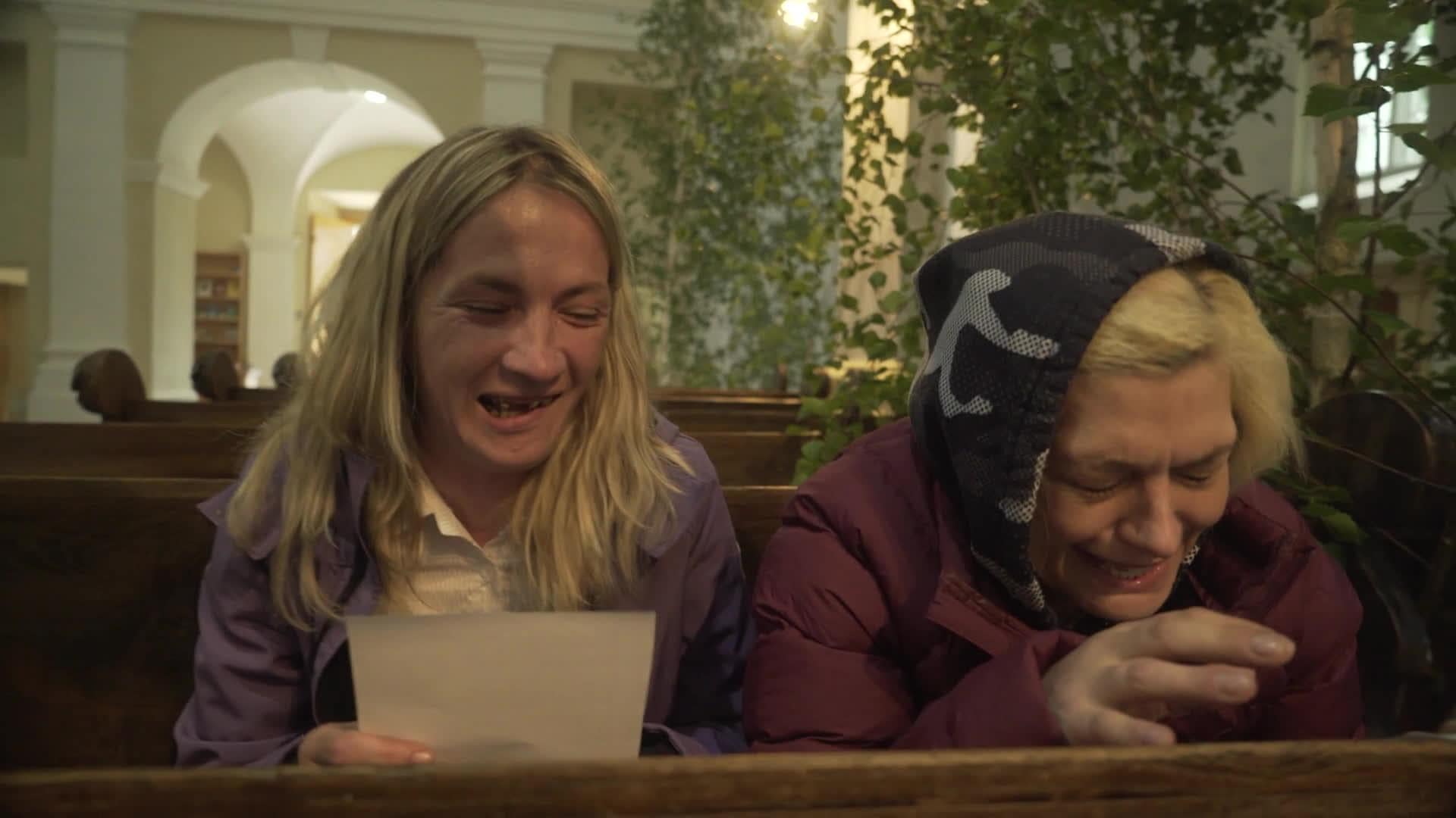 Caur ērkšķiem uz...