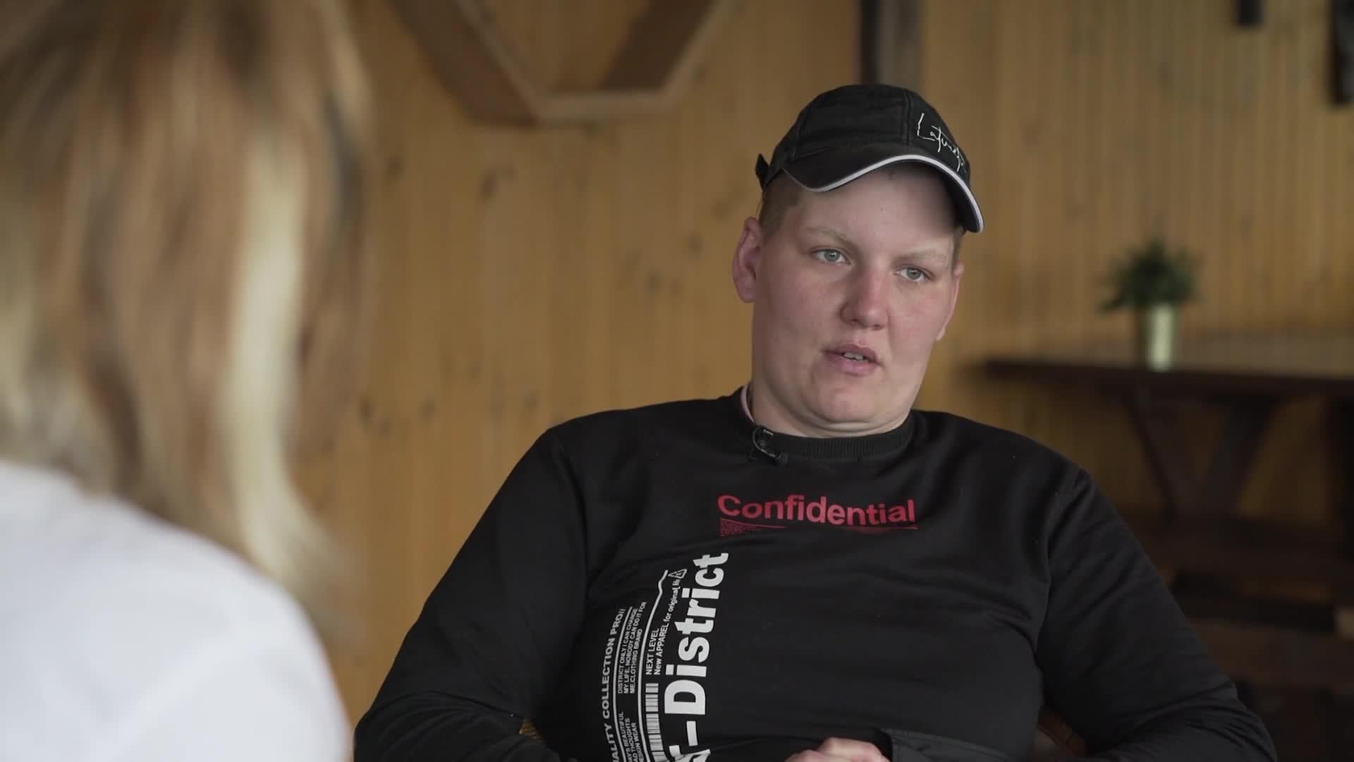 Caur ērkšķiem uz...