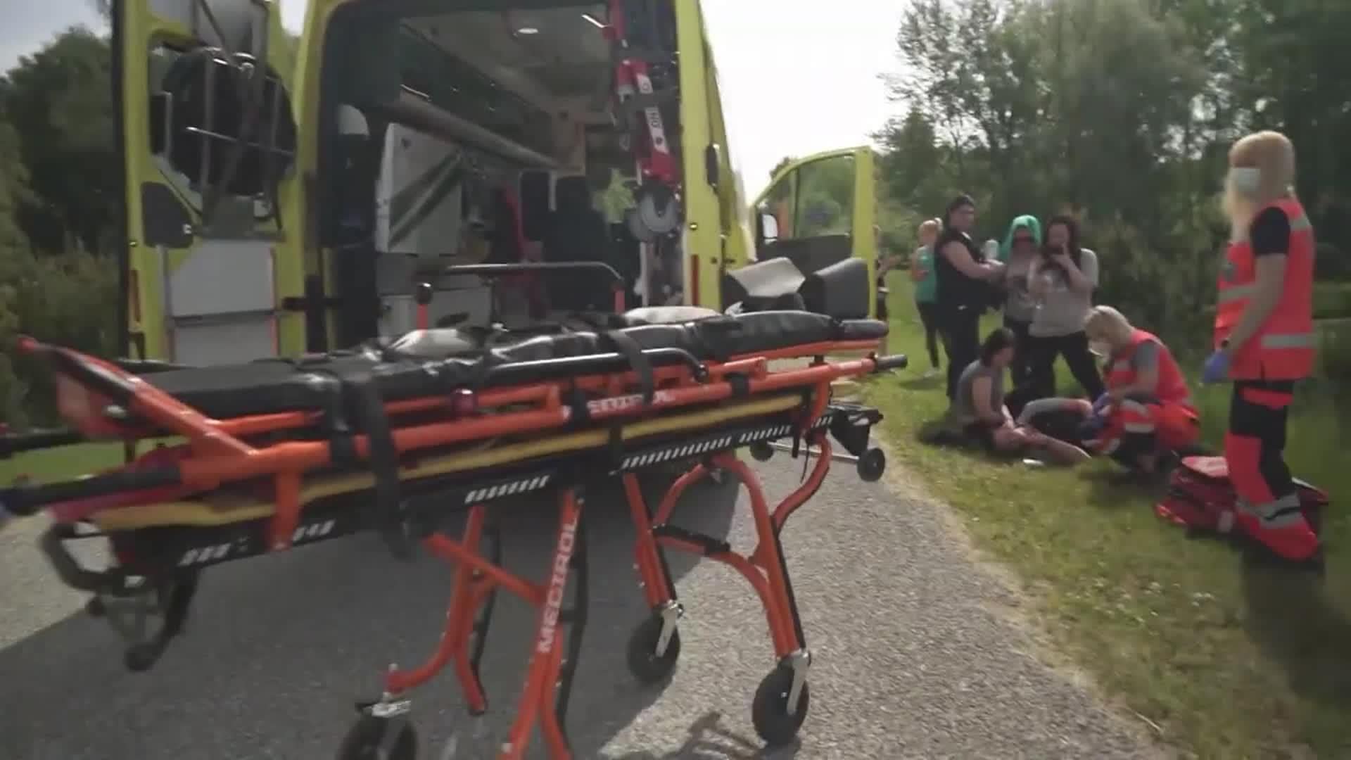 Caur ērkšķiem uz...