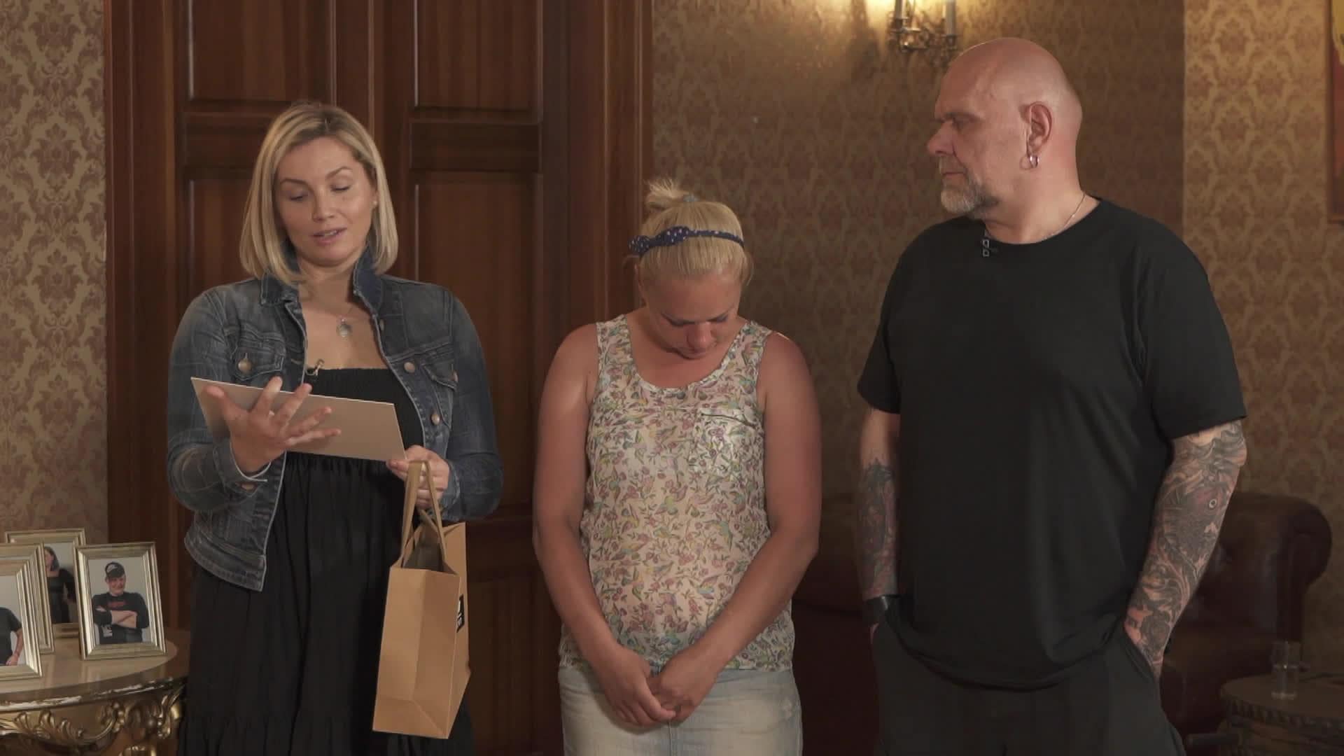 Caur ērkšķiem uz...