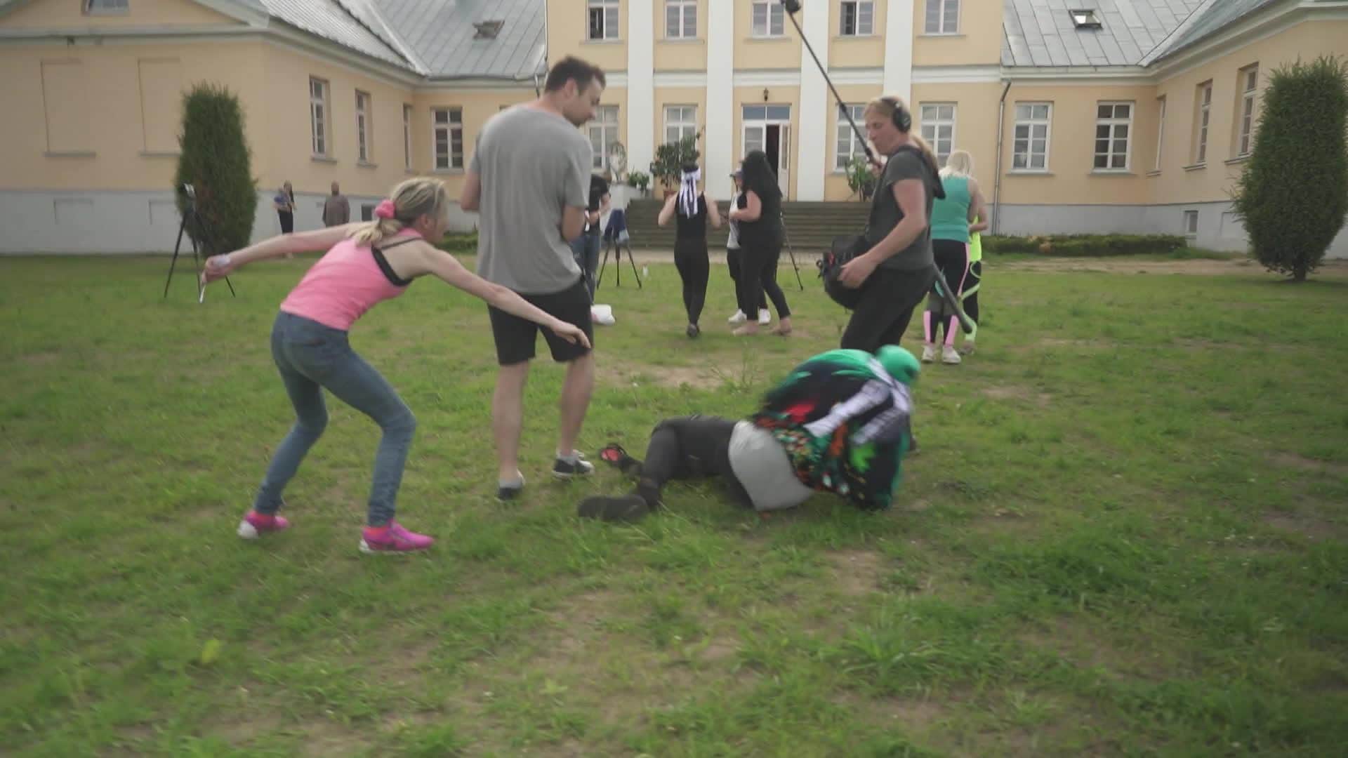 Caur ērkšķiem uz...