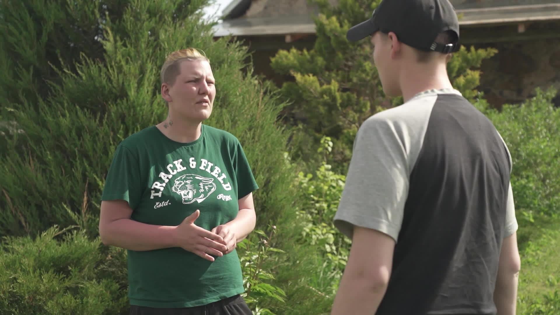 Caur ērkšķiem uz...