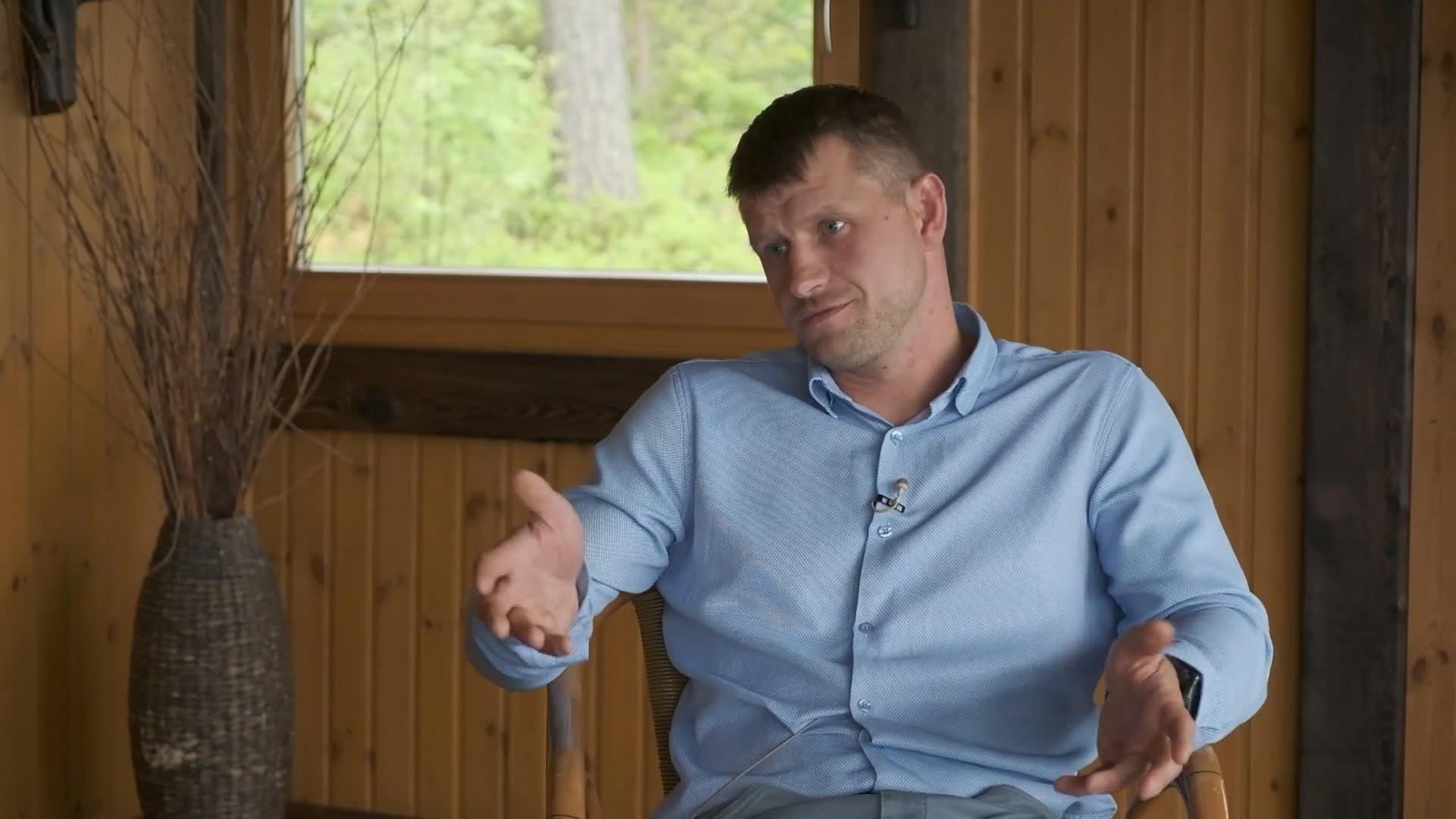 Caur ērkšķiem uz...