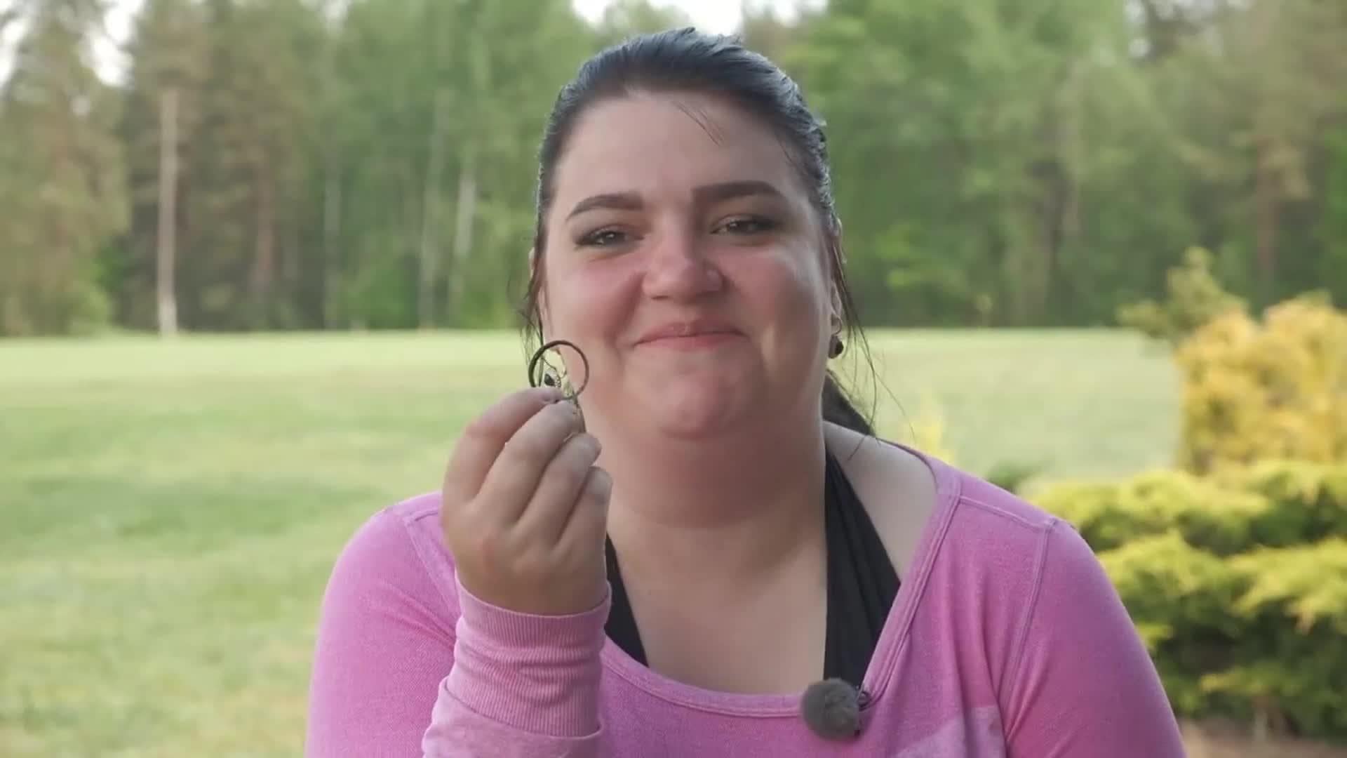 Caur ērkšķiem uz...