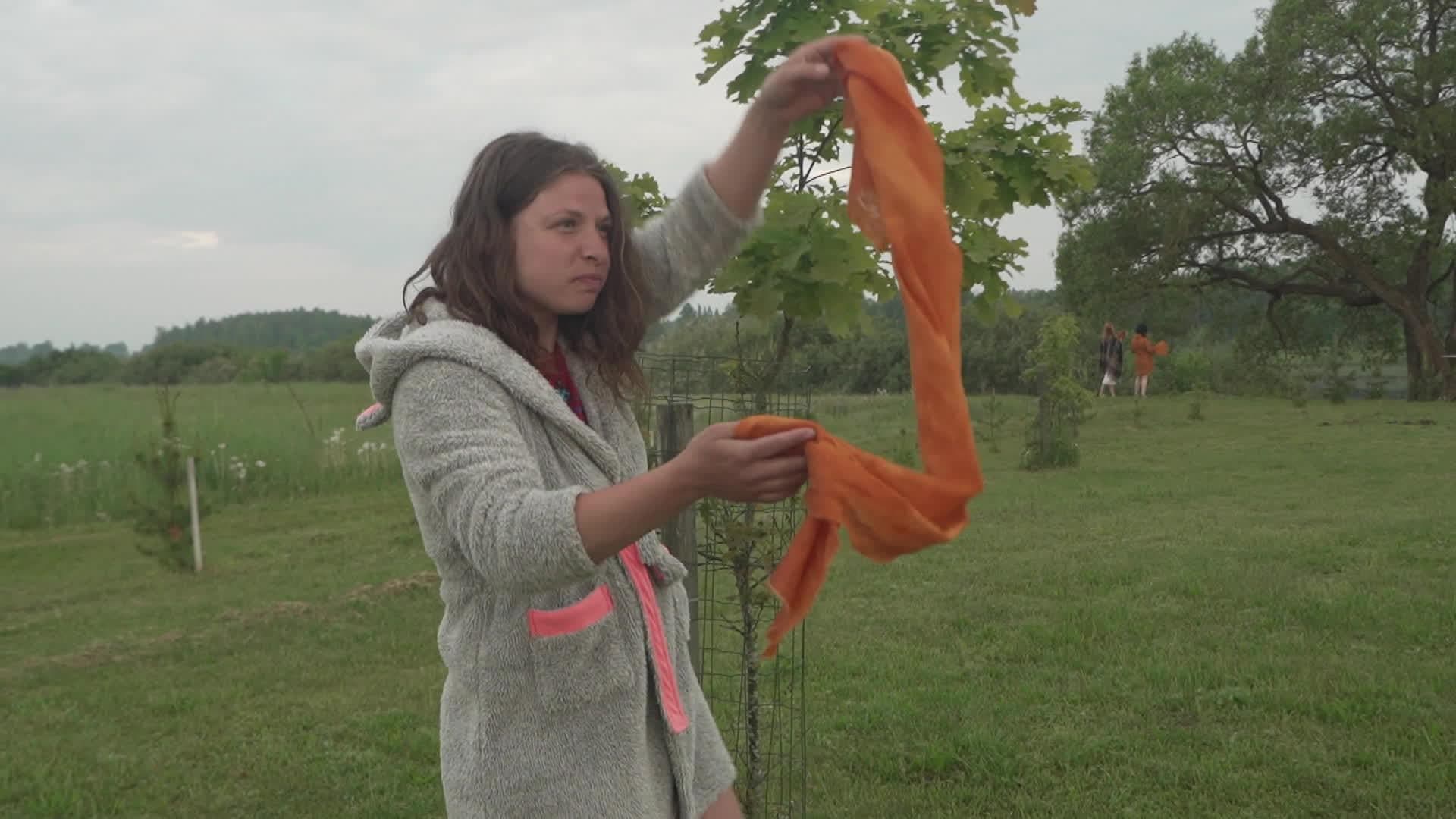 Caur ērkšķiem uz...