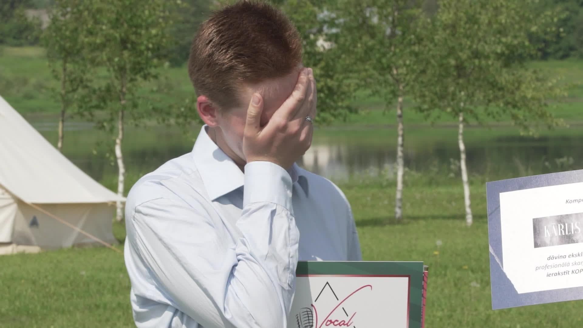 Caur ērkšķiem uz...