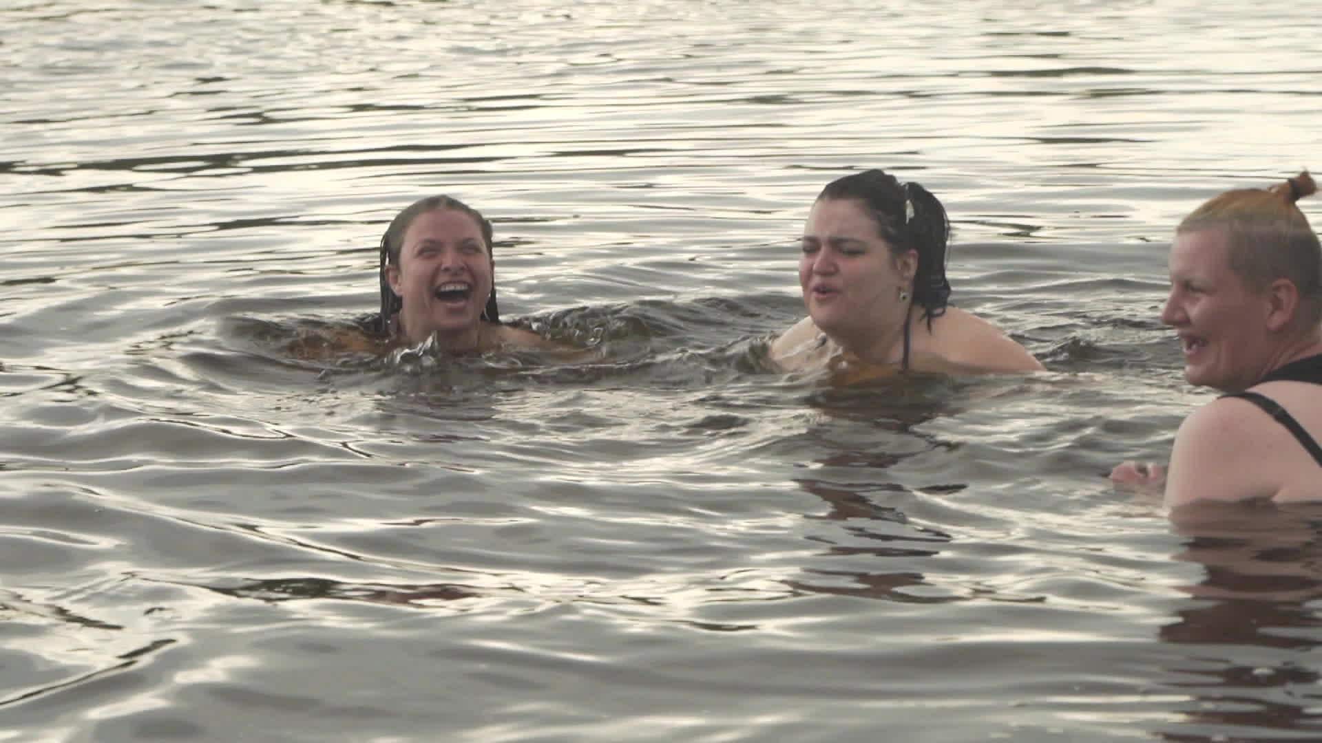 Caur ērkšķiem uz...