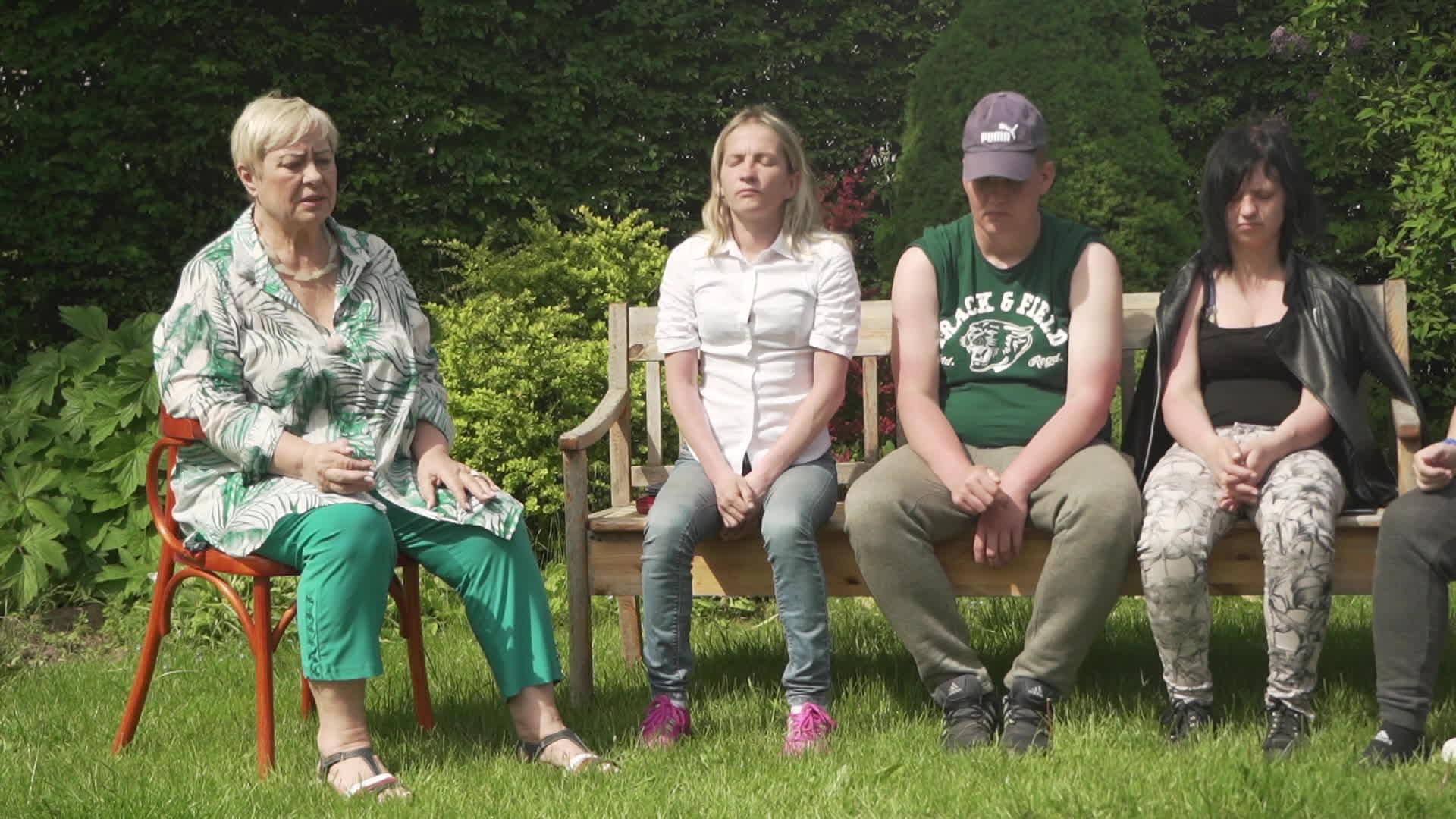 Caur ērkšķiem uz...