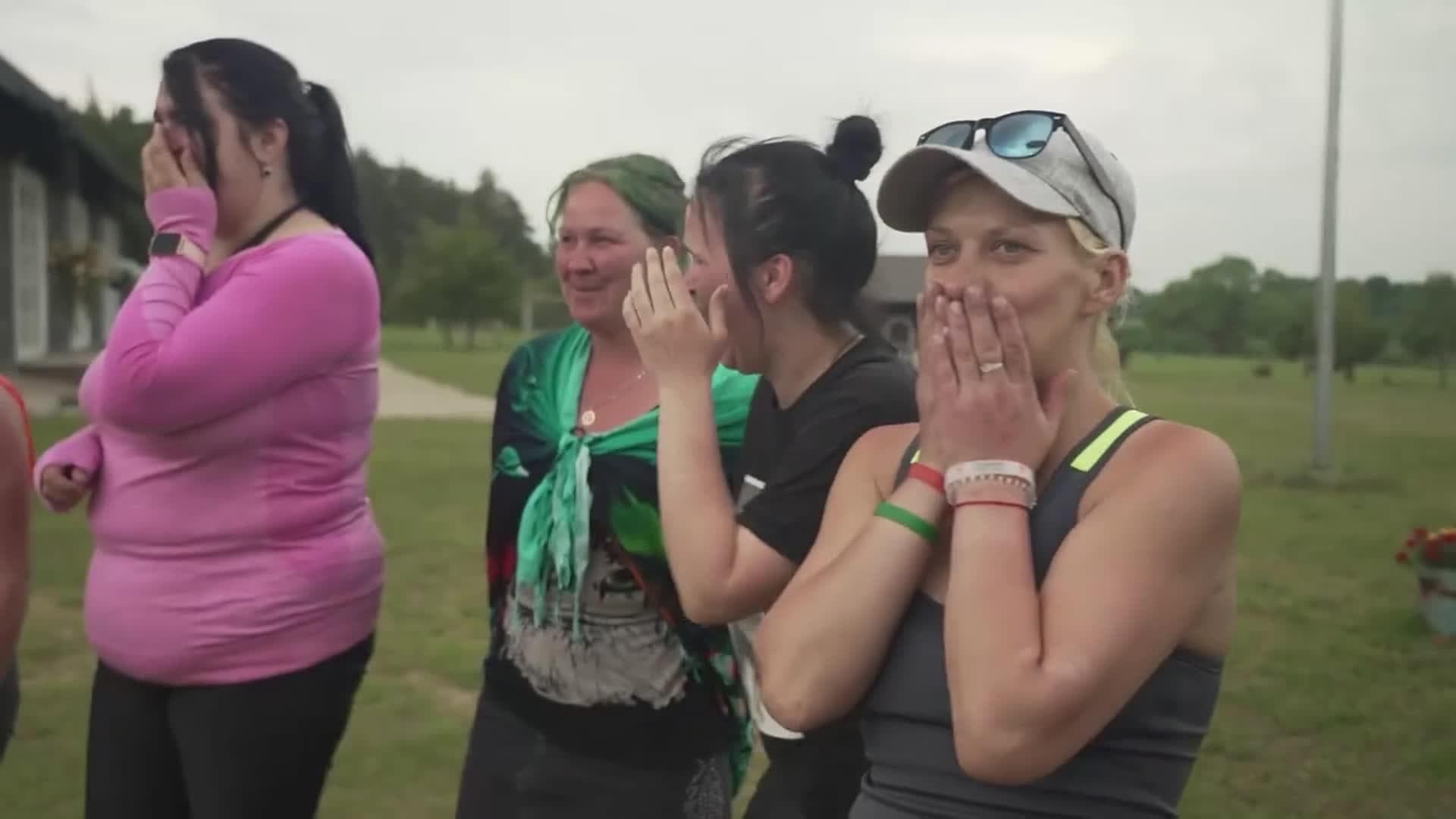 Caur ērkšķiem uz...