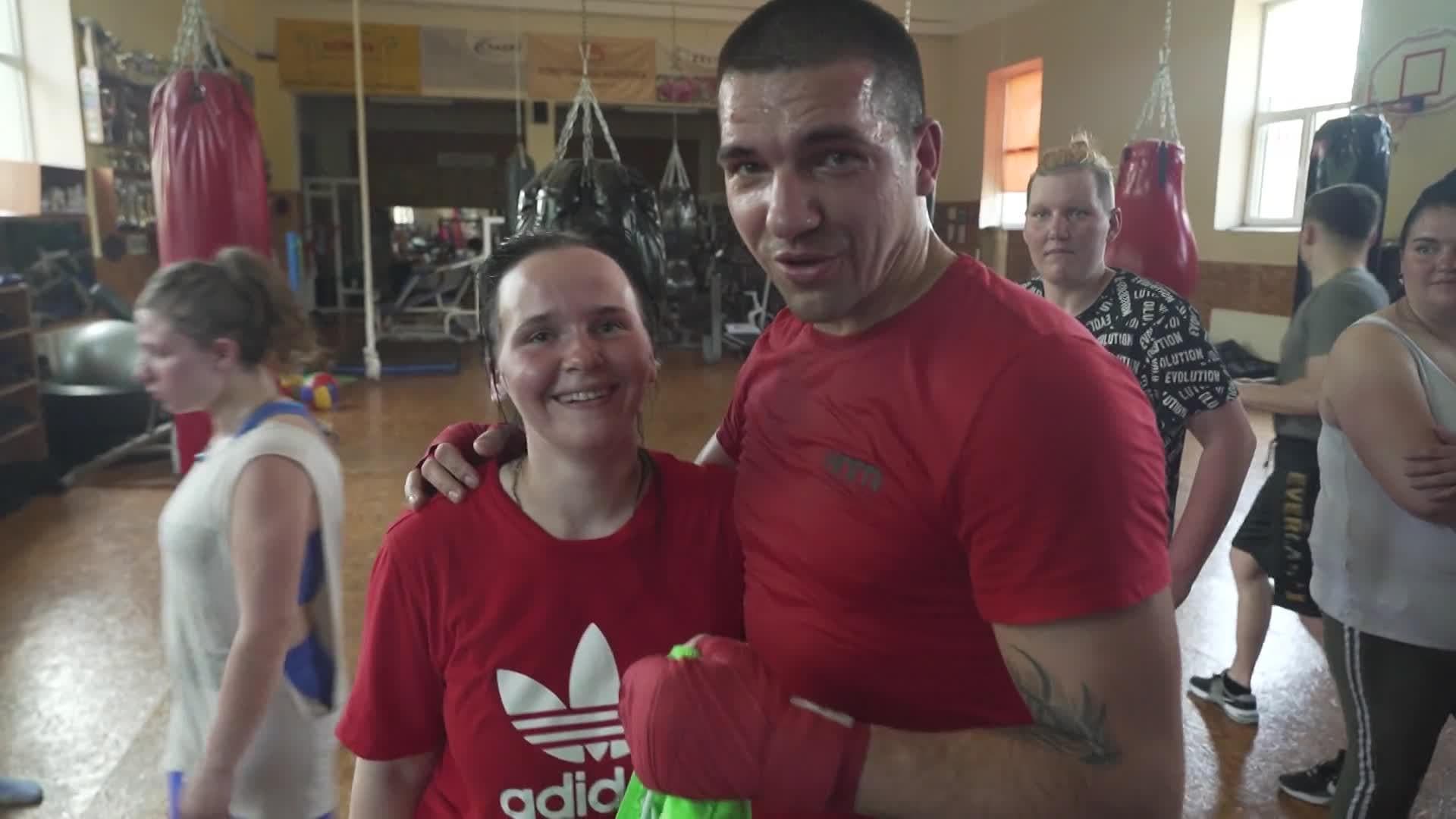 Caur ērkšķiem uz...