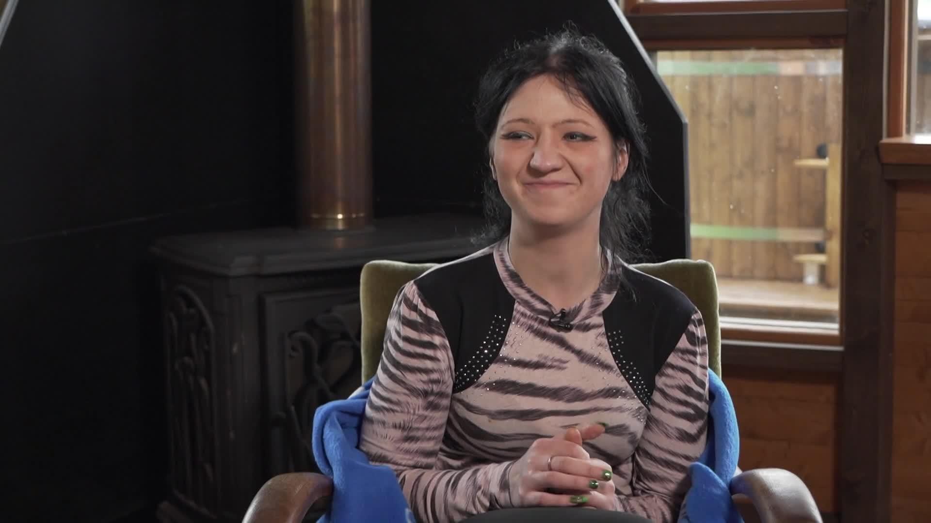 Caur ērkšķiem uz...