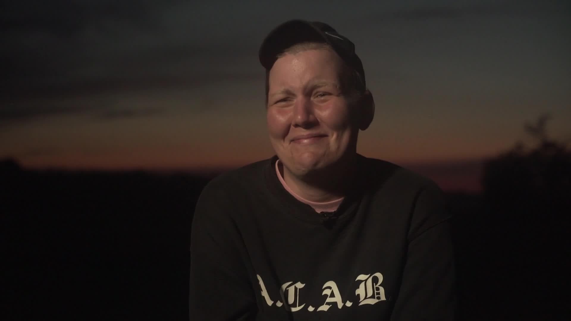 Caur ērkšķiem uz...