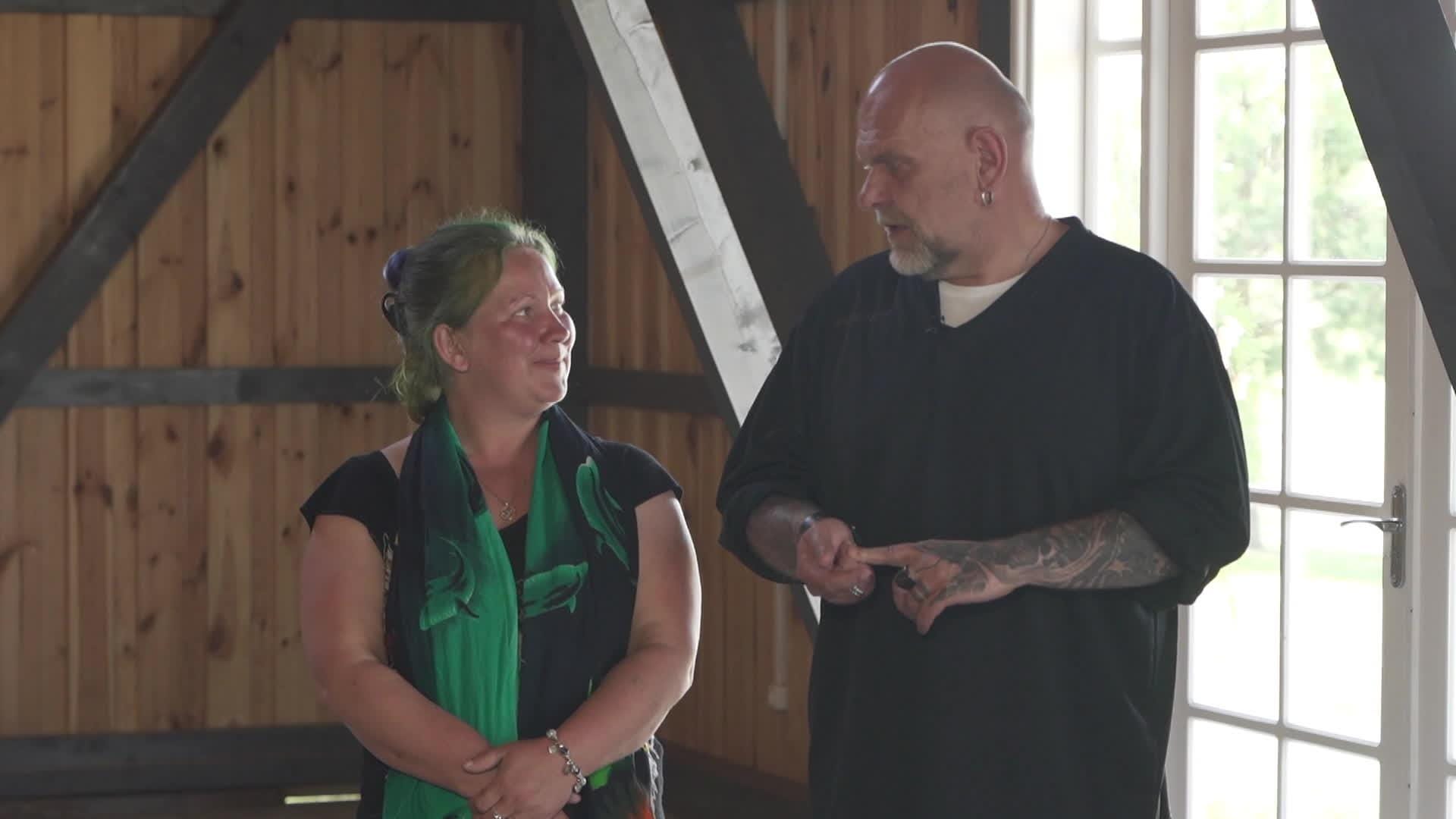 Caur ērkšķiem uz...