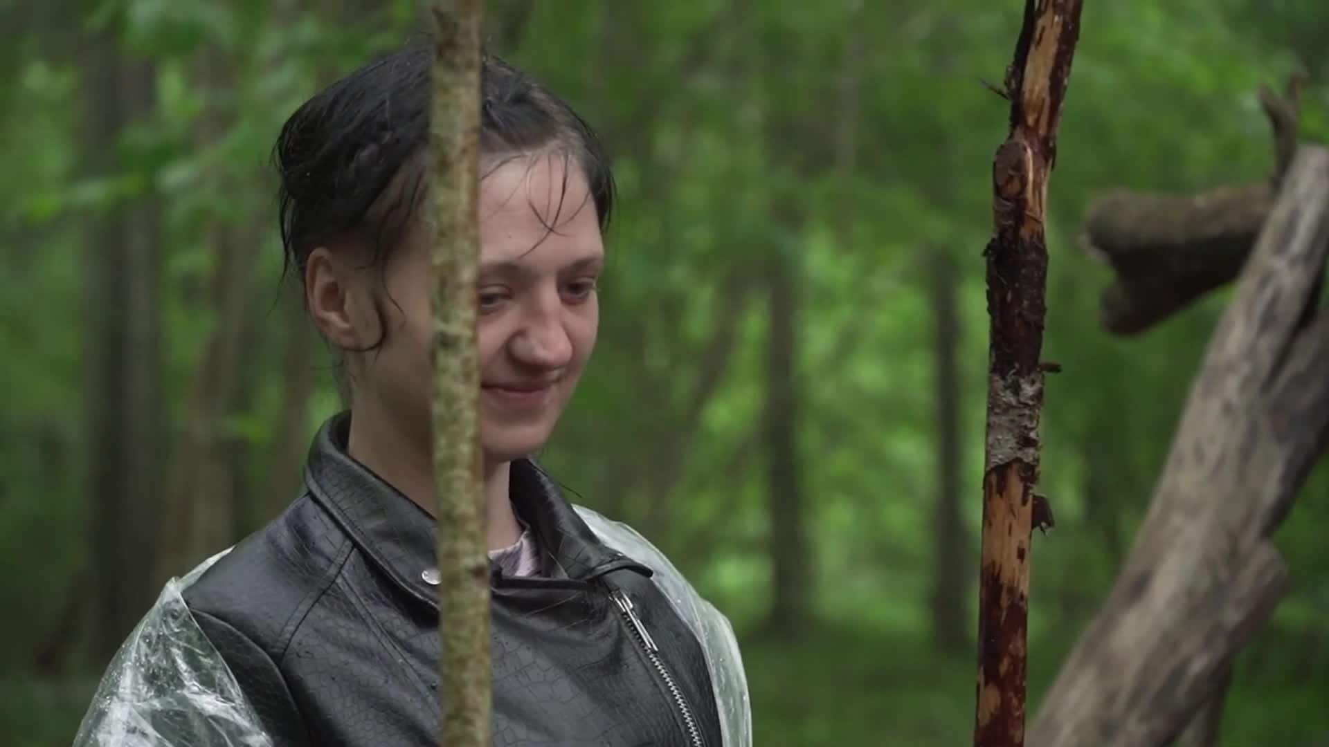 Caur ērkšķiem uz...