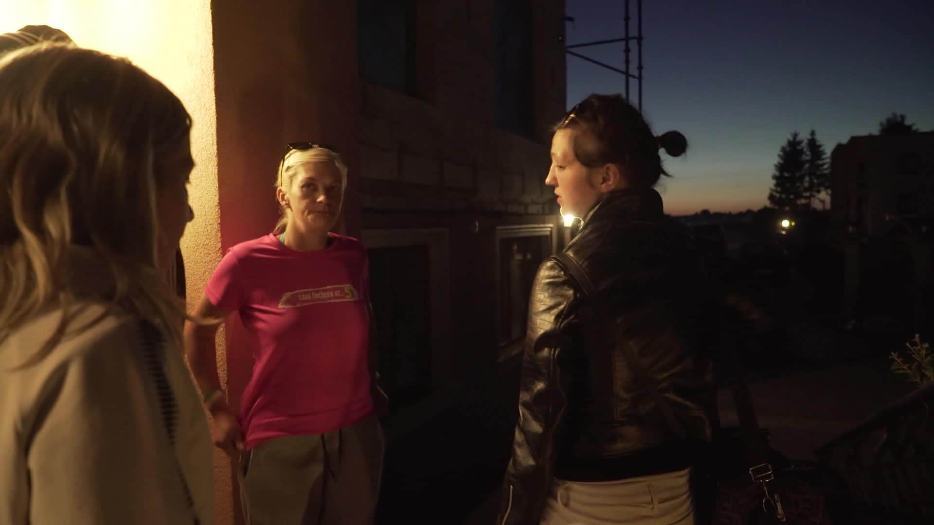 Caur ērkšķiem uz...