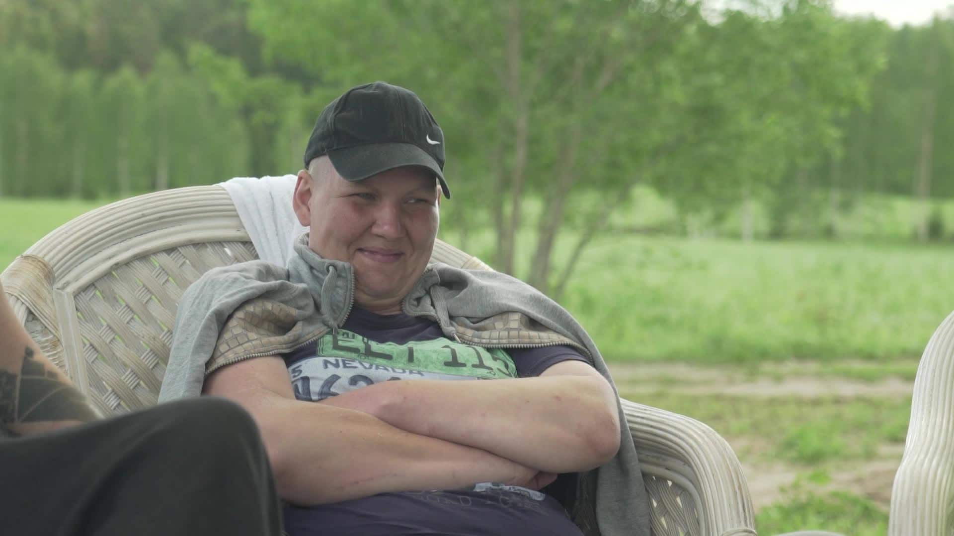 Caur ērkšķiem uz...