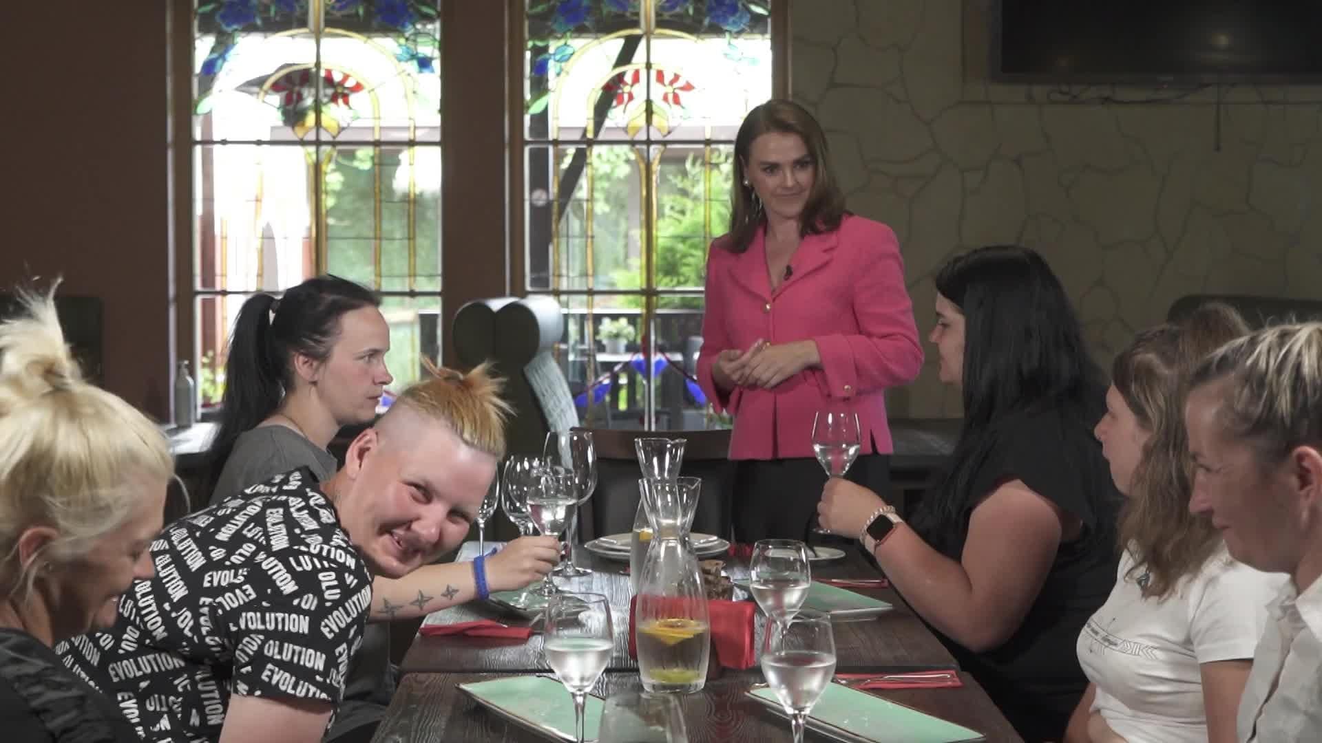 Caur ērkšķiem uz...