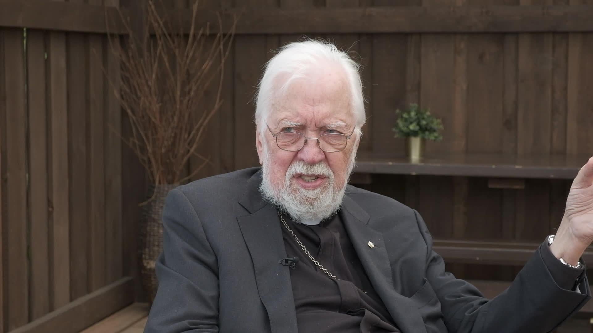 Caur ērkšķiem uz...