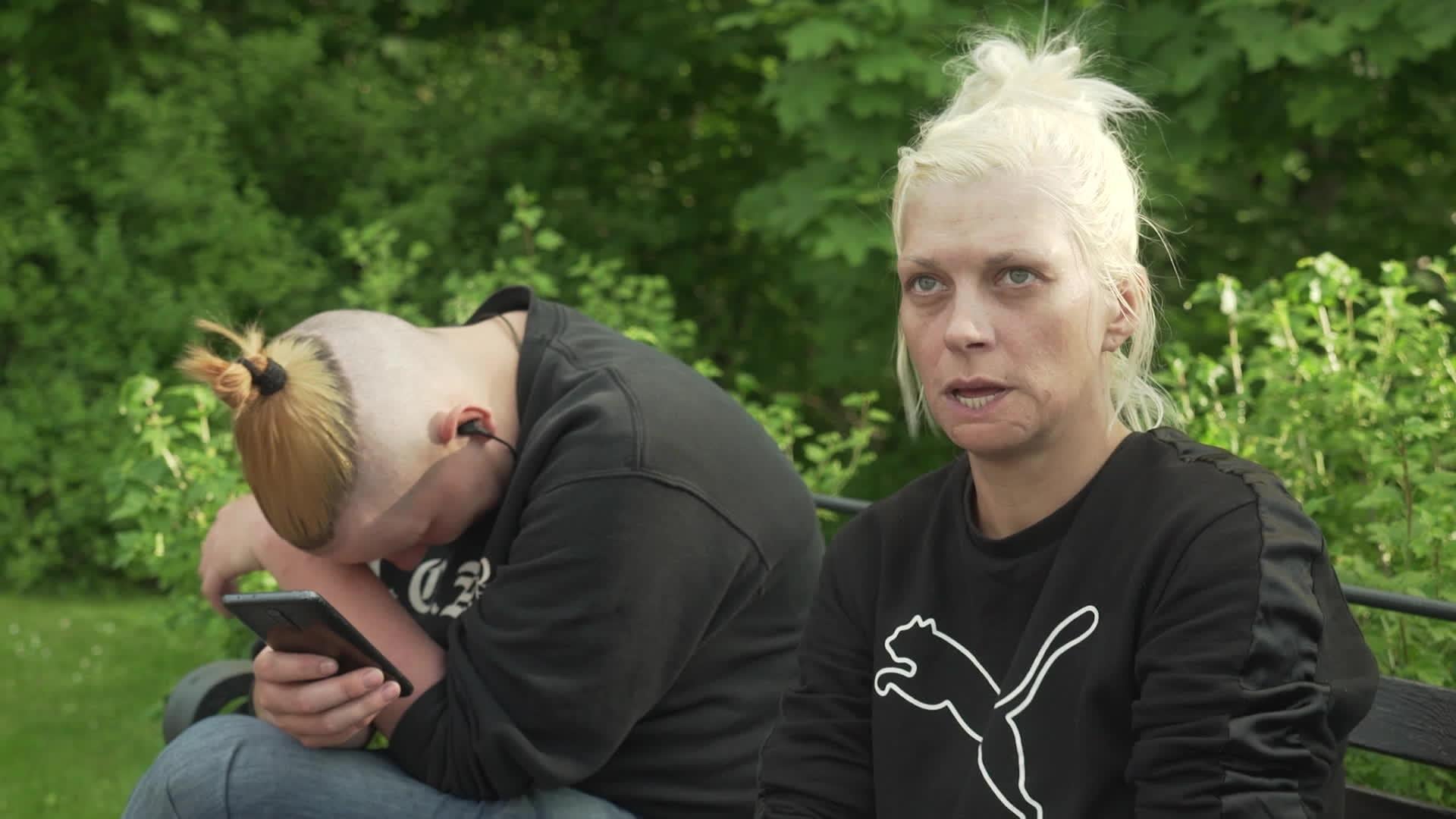 Caur ērkšķiem uz...