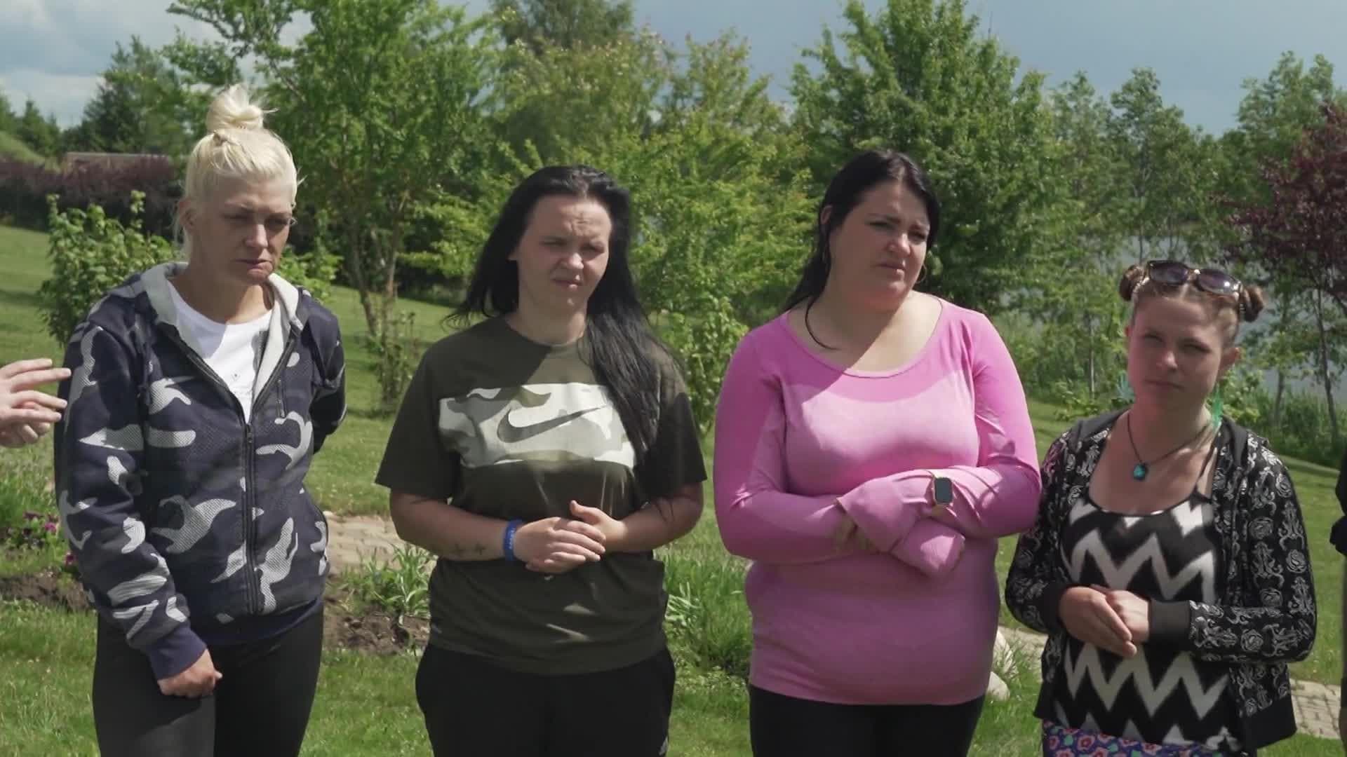 Caur ērkšķiem uz...