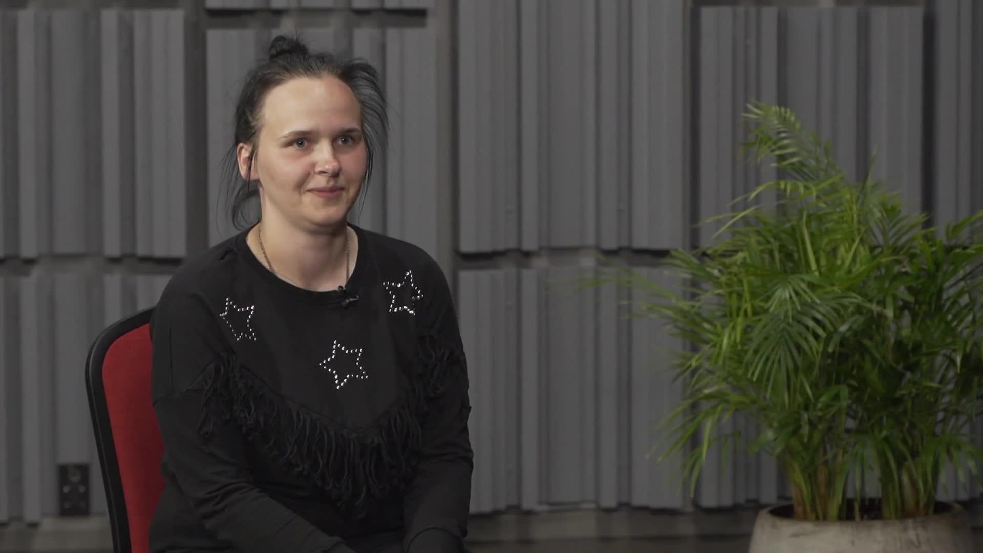 Caur ērkšķiem uz...