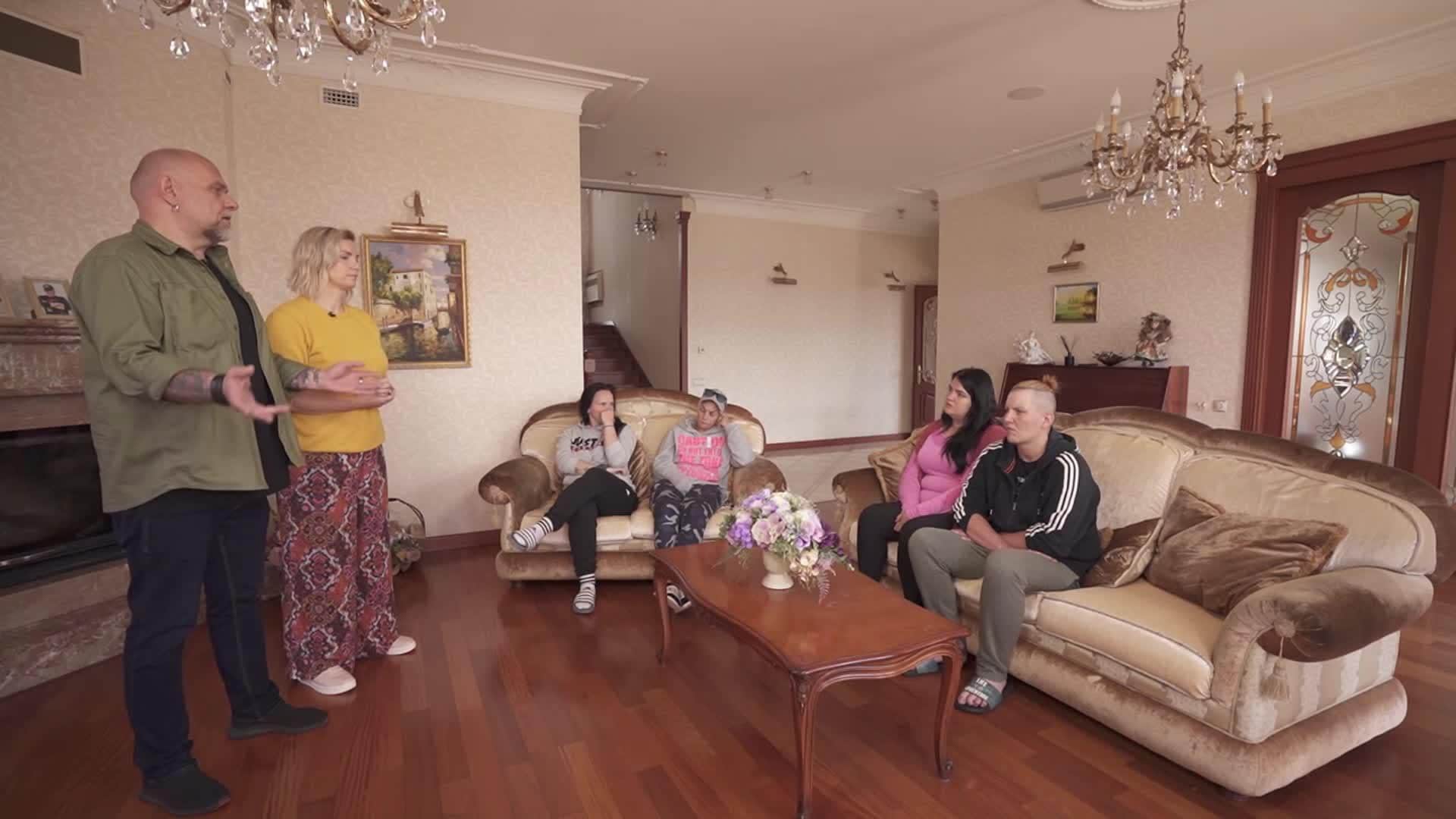 Caur ērkšķiem uz...