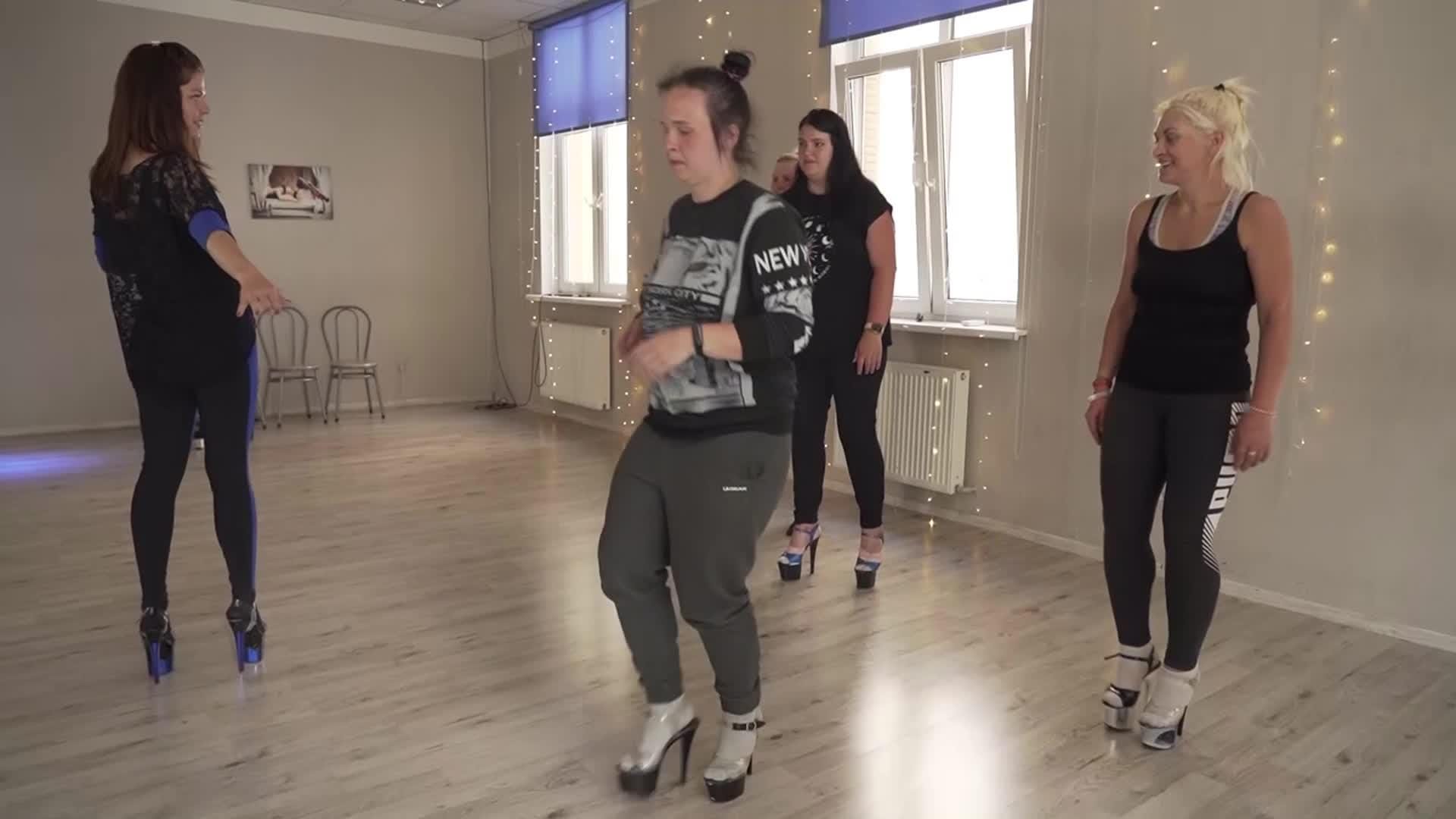 Caur ērkšķiem uz...