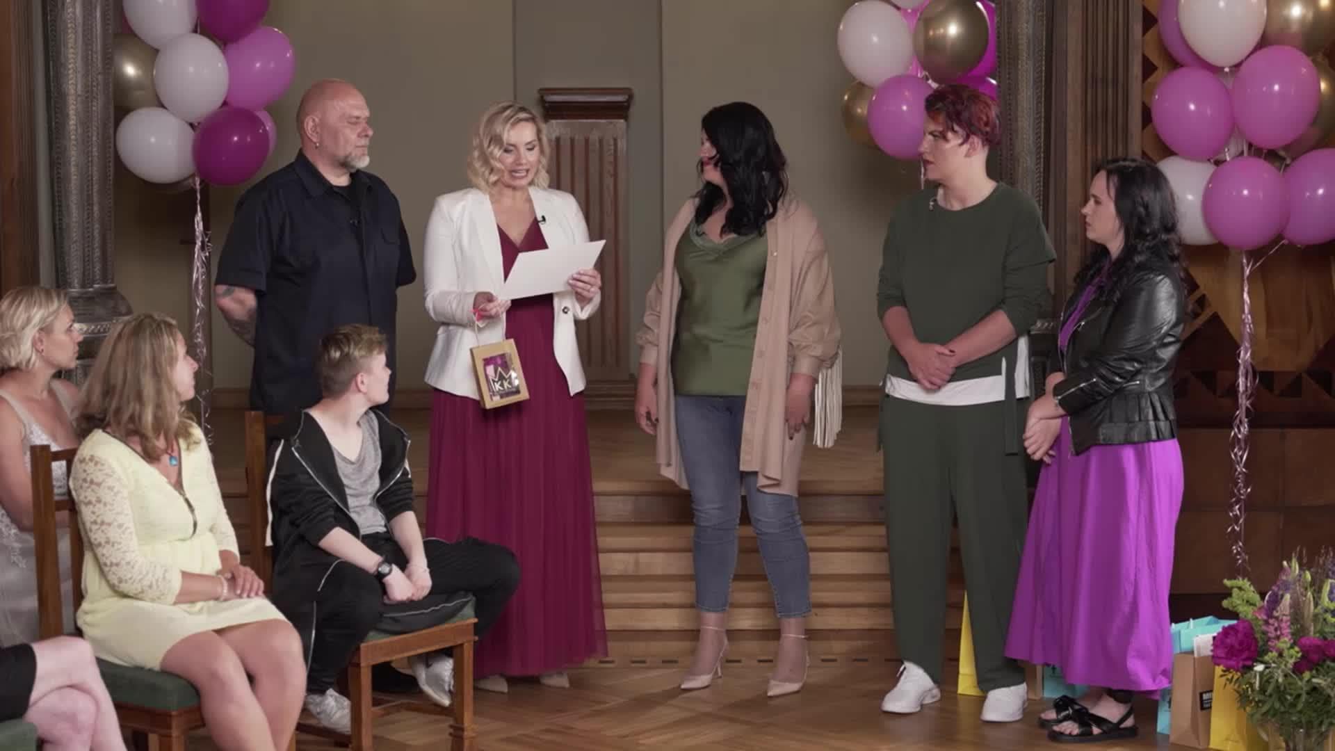 Caur ērkšķiem uz...