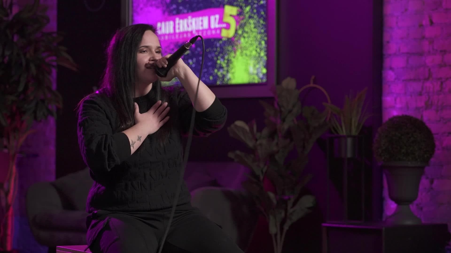 Caur ērkšķiem uz...