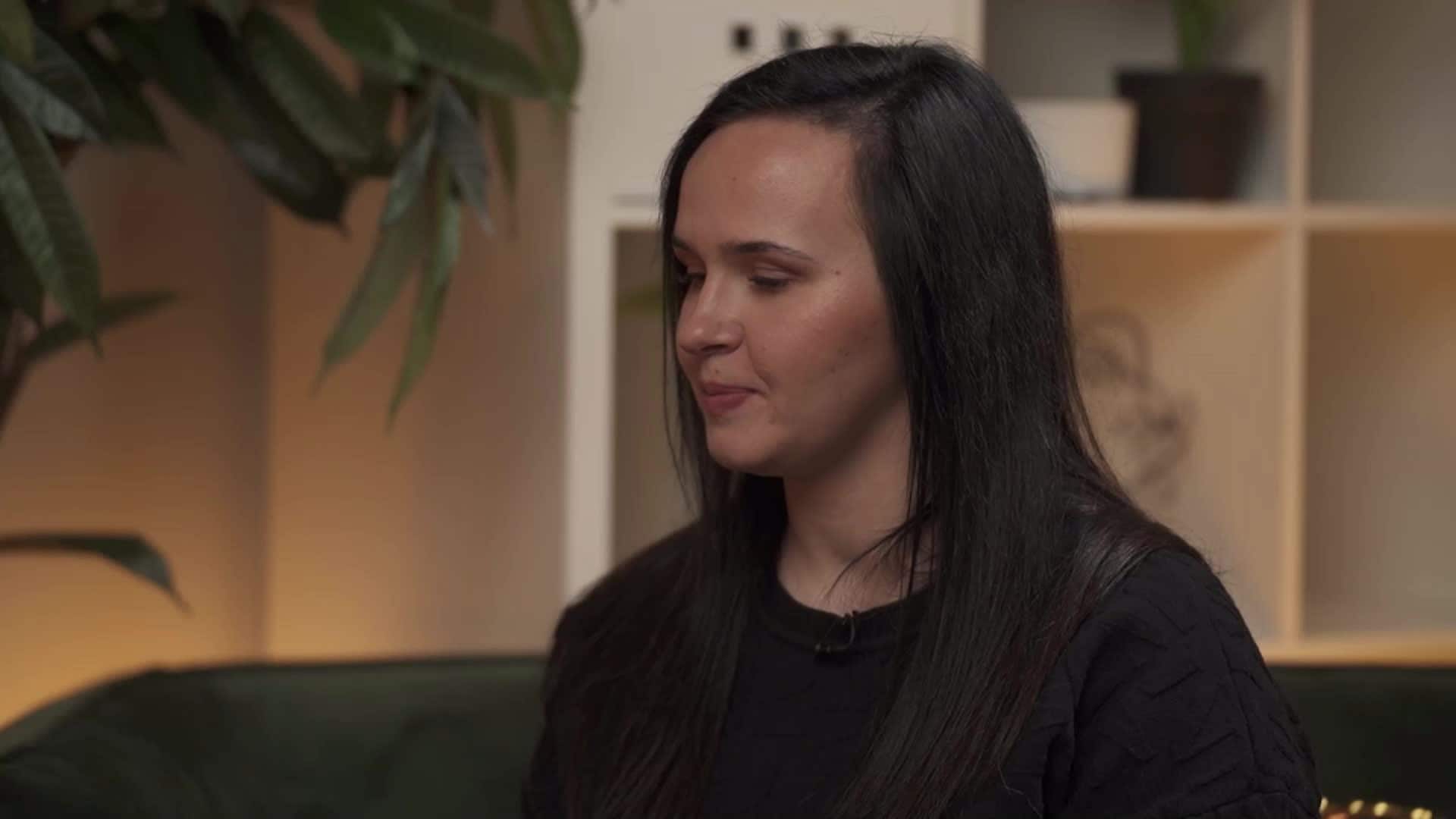 Caur ērkšķiem uz...