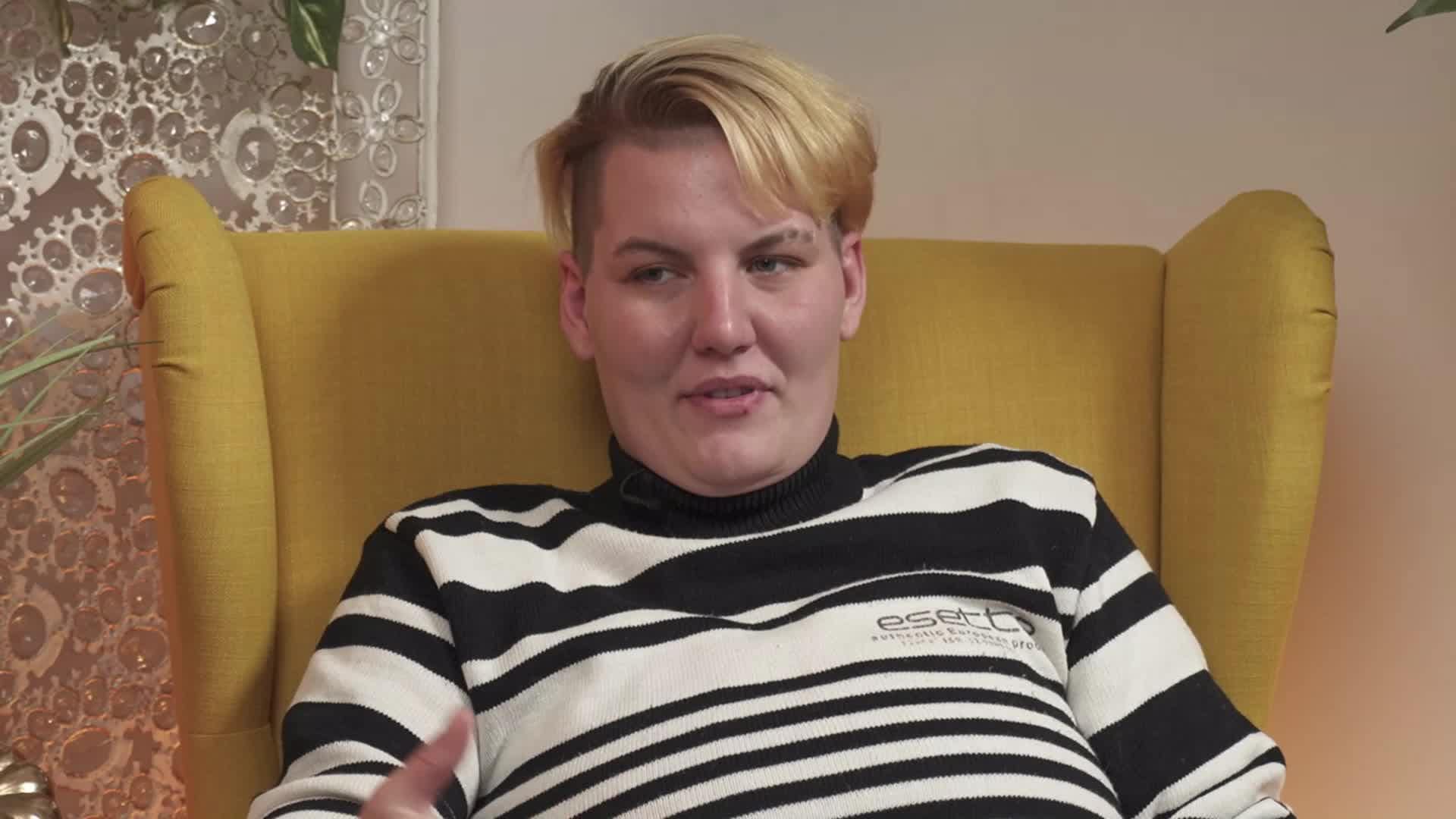 Caur ērkšķiem uz...