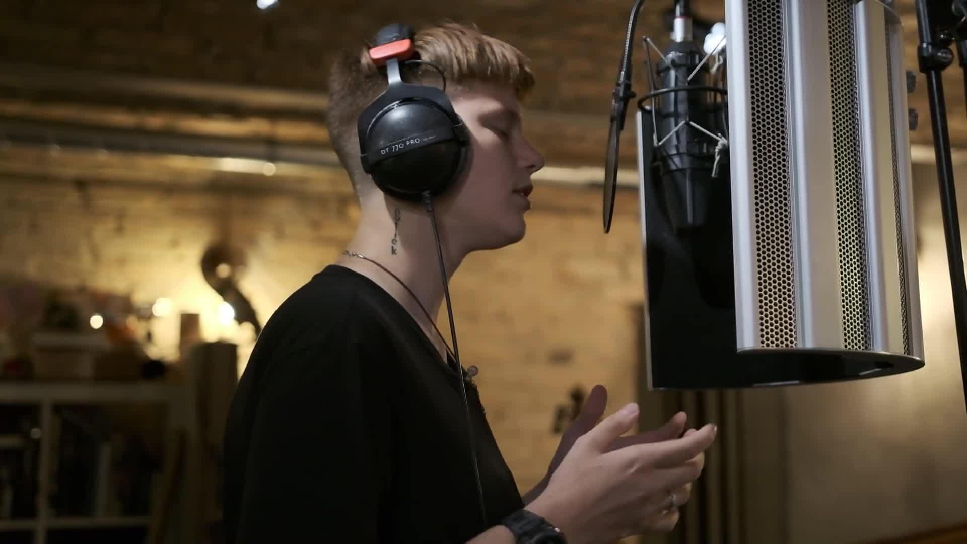 Caur ērkšķiem uz...