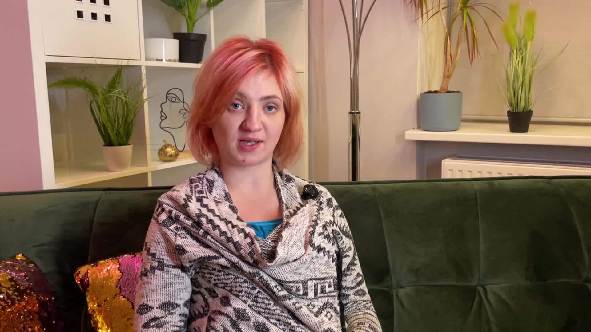 Caur ērkšķiem uz...