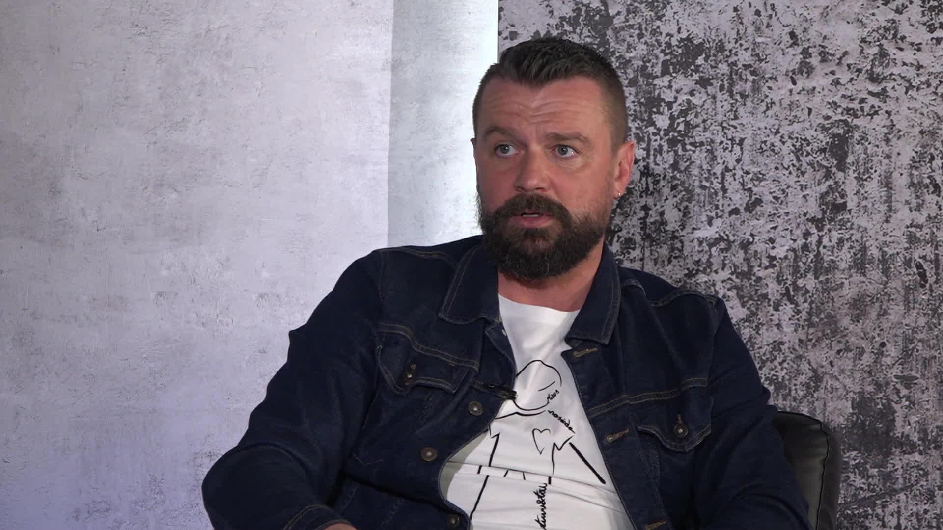 Kivičs. Tieši un atklāti