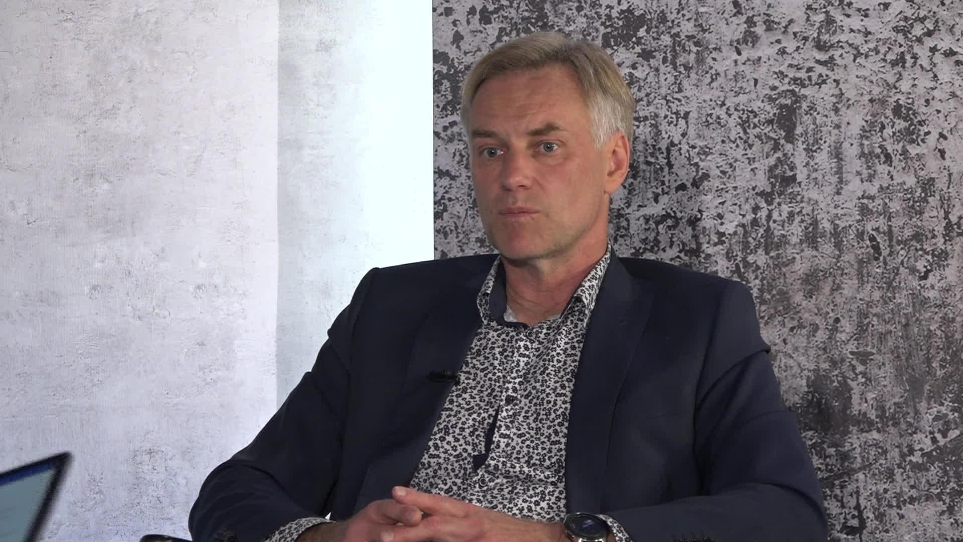 Kivičs. Tieši un atklāti