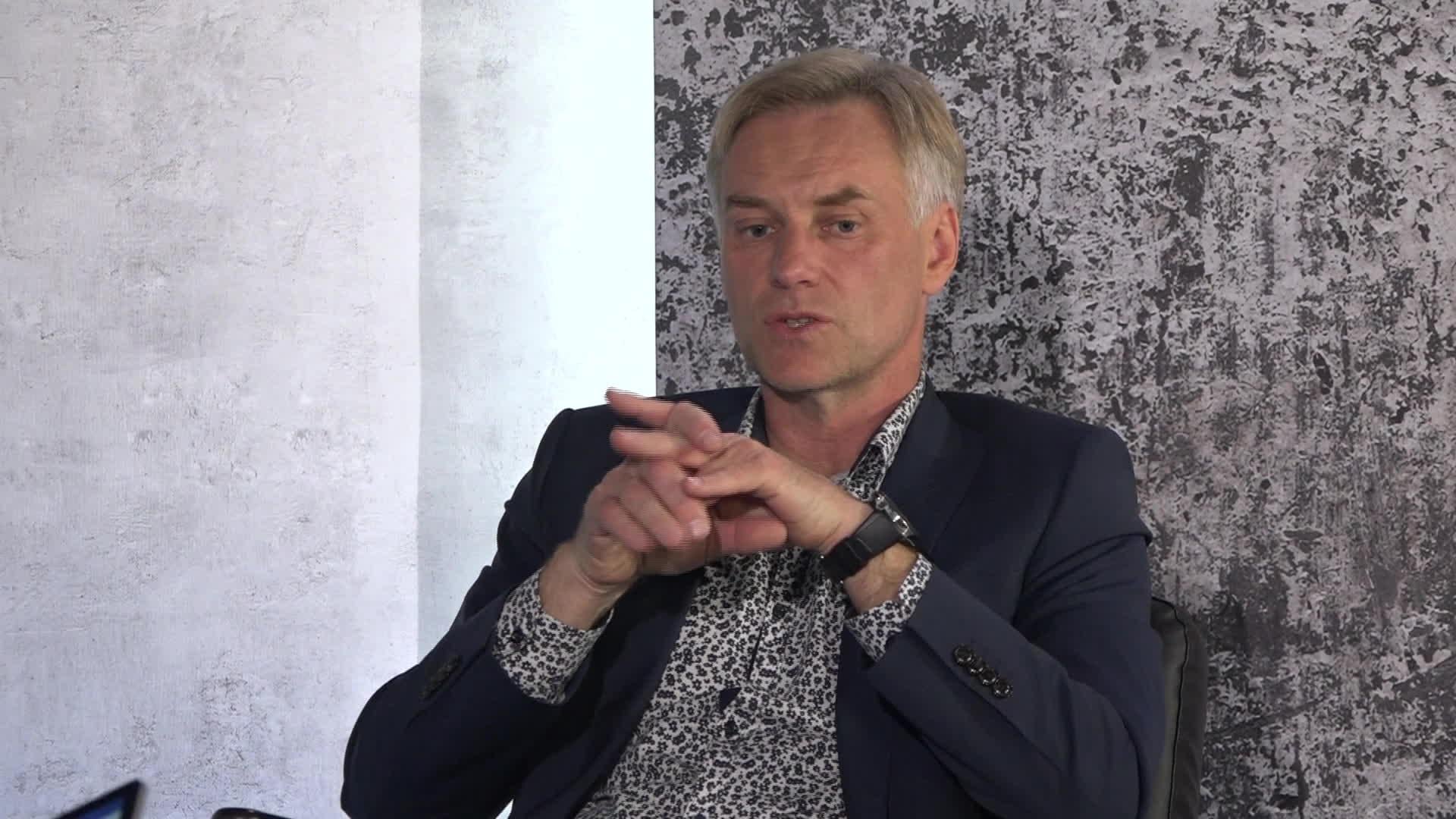 Kivičs. Tieši un atklāti