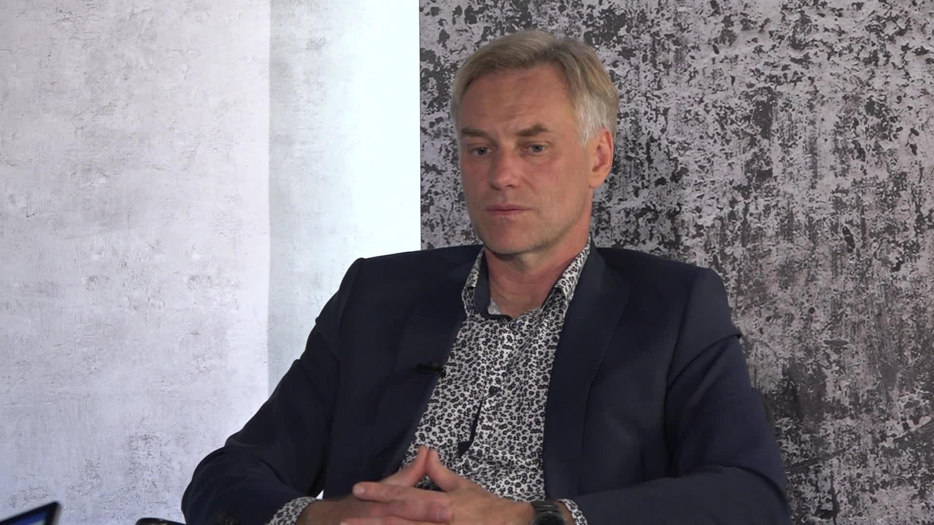 Kivičs. Tieši un atklāti