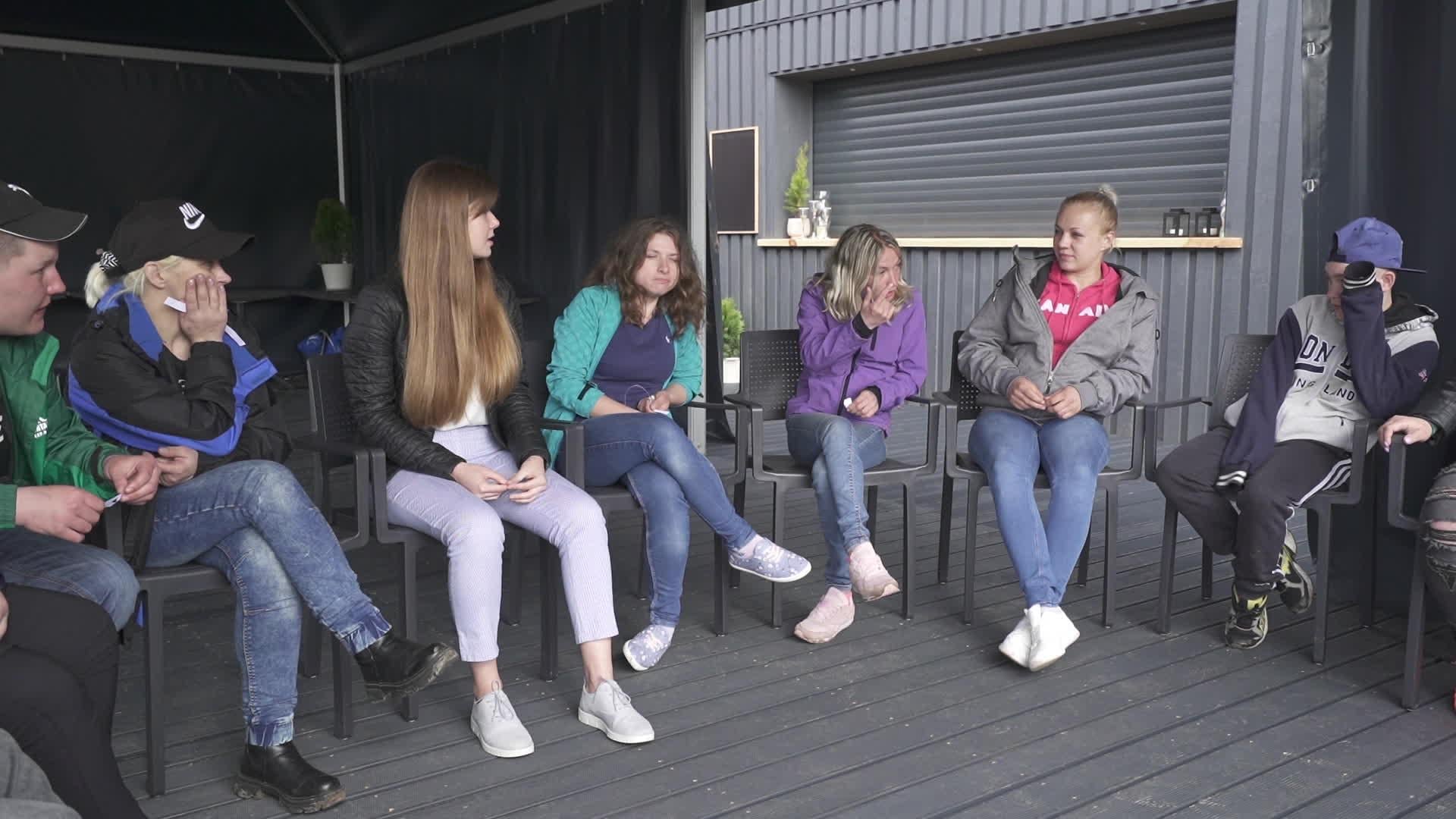 Caur ērkšķiem uz...