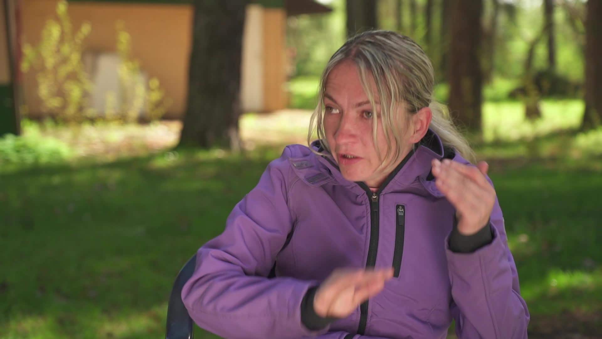 Caur ērkšķiem uz...