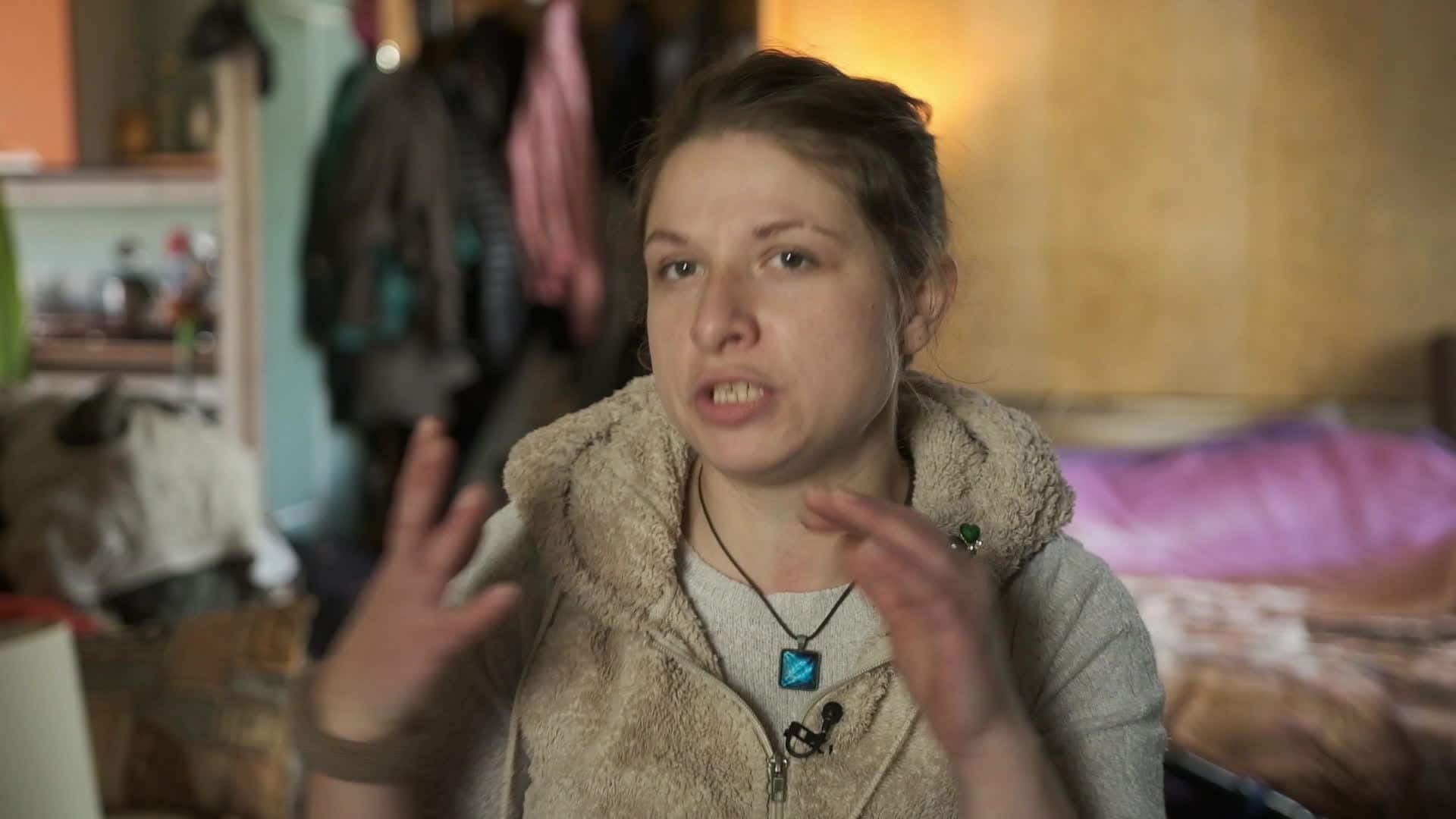 Caur ērkšķiem uz...