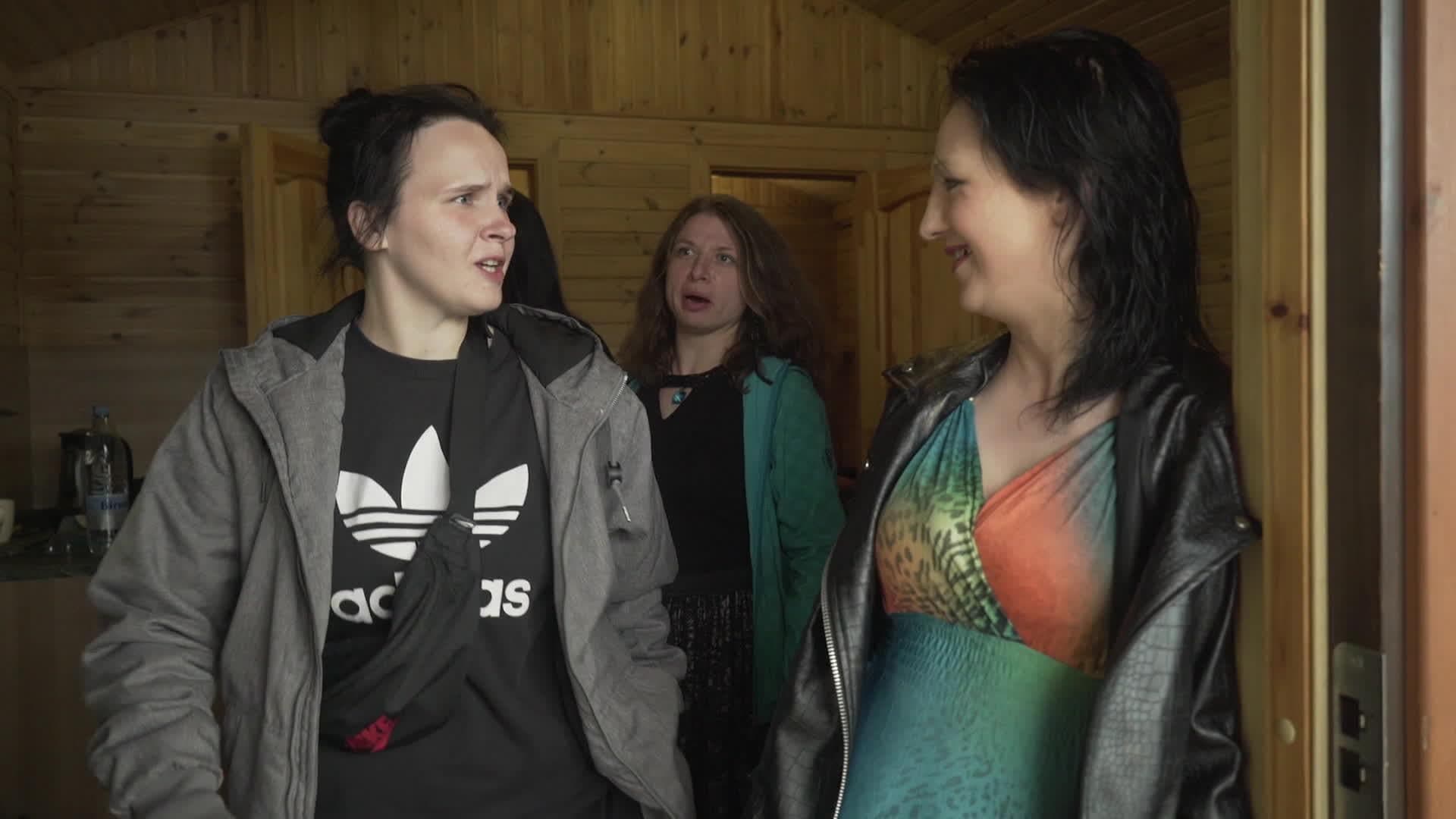 Caur ērkšķiem uz...