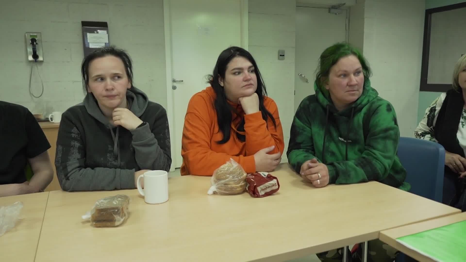 Caur ērkšķiem uz...