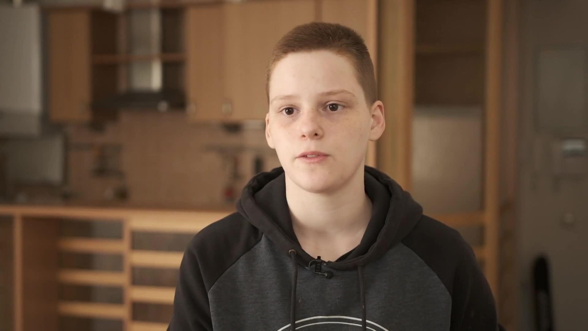 Caur ērkšķiem uz...