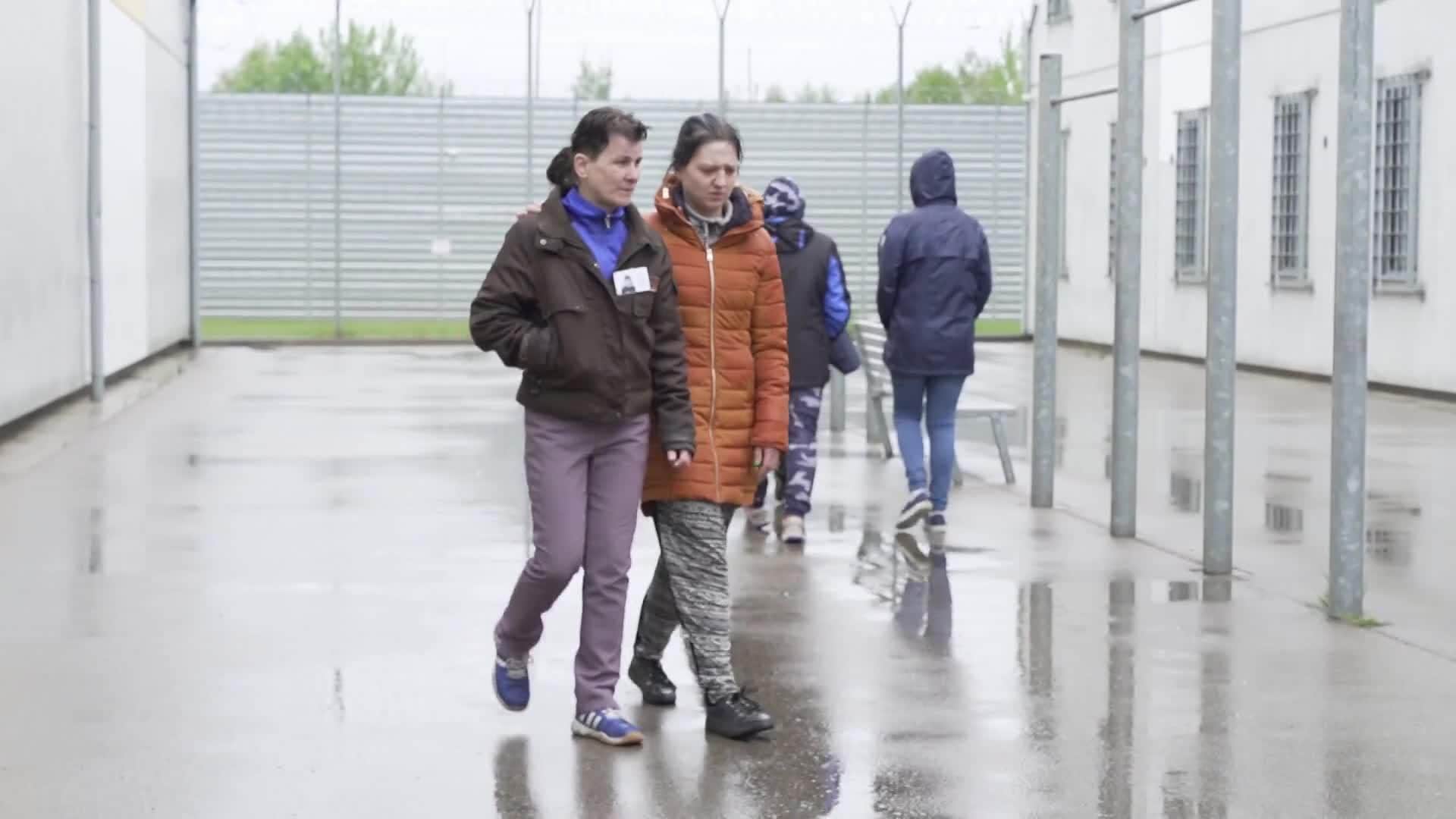 Caur ērkšķiem uz...