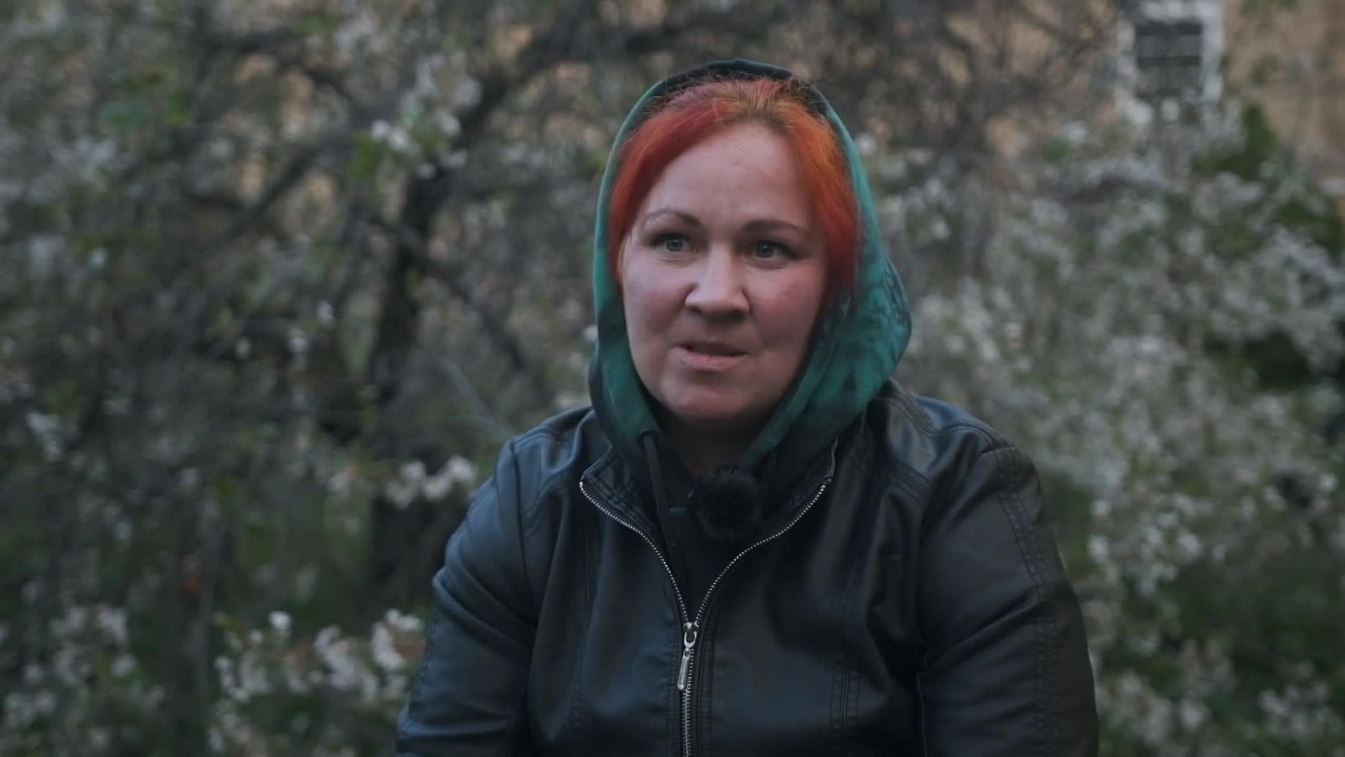 Caur ērkšķiem uz...