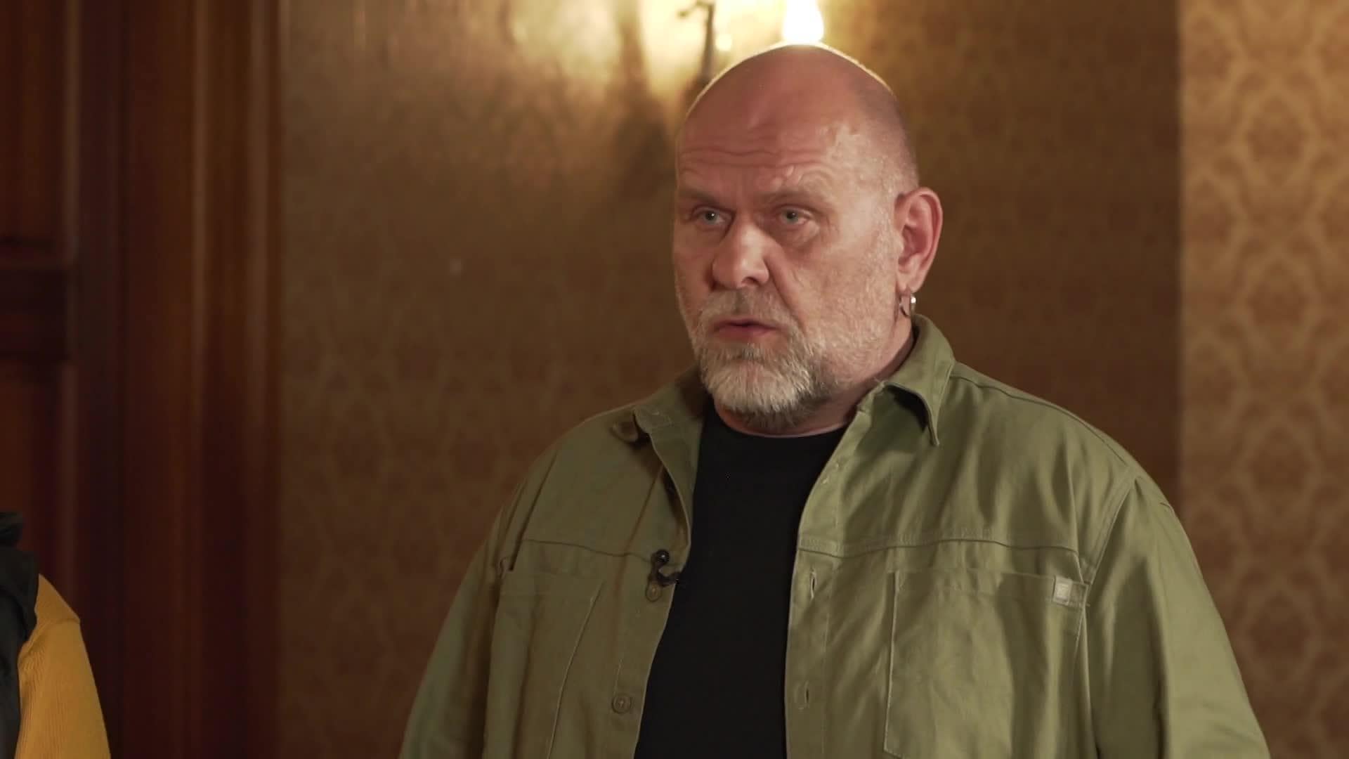 Caur ērkšķiem uz...